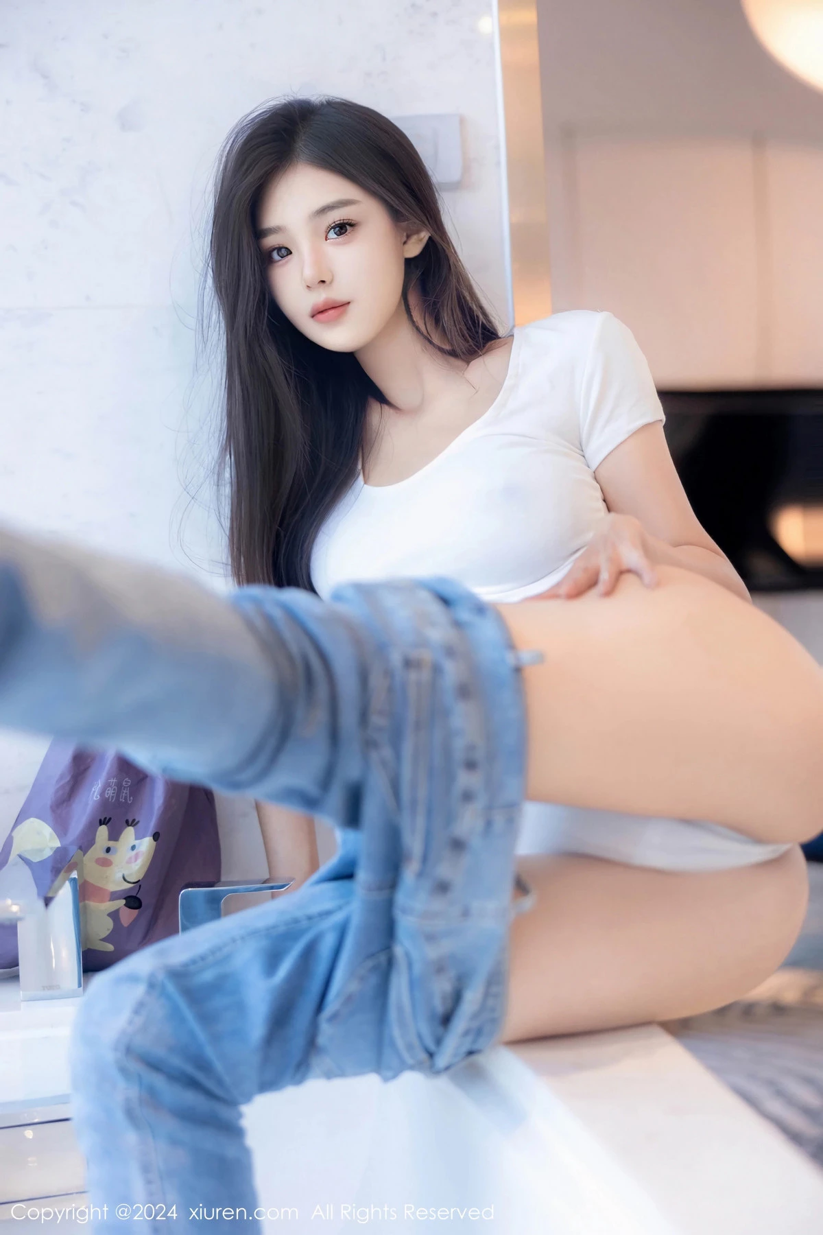 秀人集.com_[XiuRen秀人网]No.8467_新人模特周周不吃香菜性感白T配牛仔裤秀完美身姿迷人诱惑写真88P