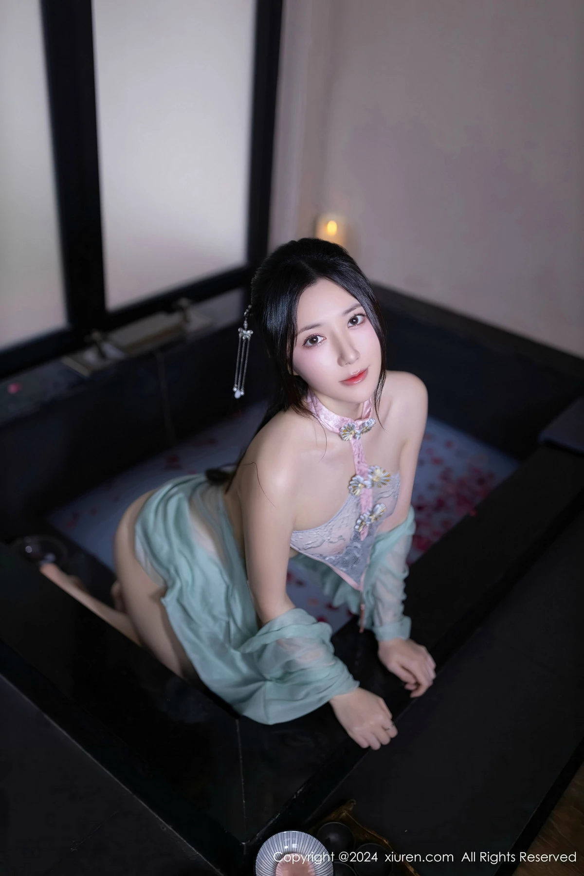 秀人集.com_[XiuRen秀人网]No.8428_模特鱼子酱Fish浴池场景性感粉色布兜内衣秀惹火身材诱惑写真81P