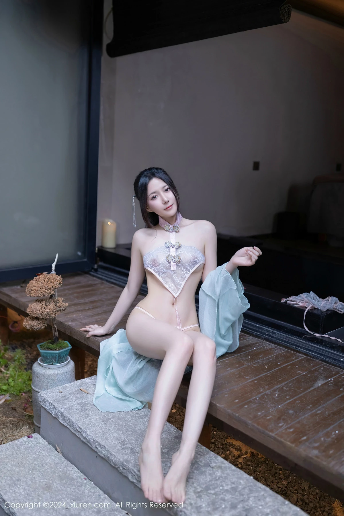 秀人集.com_[XiuRen秀人网]No.8428_模特鱼子酱Fish浴池场景性感粉色布兜内衣秀惹火身材诱惑写真81P