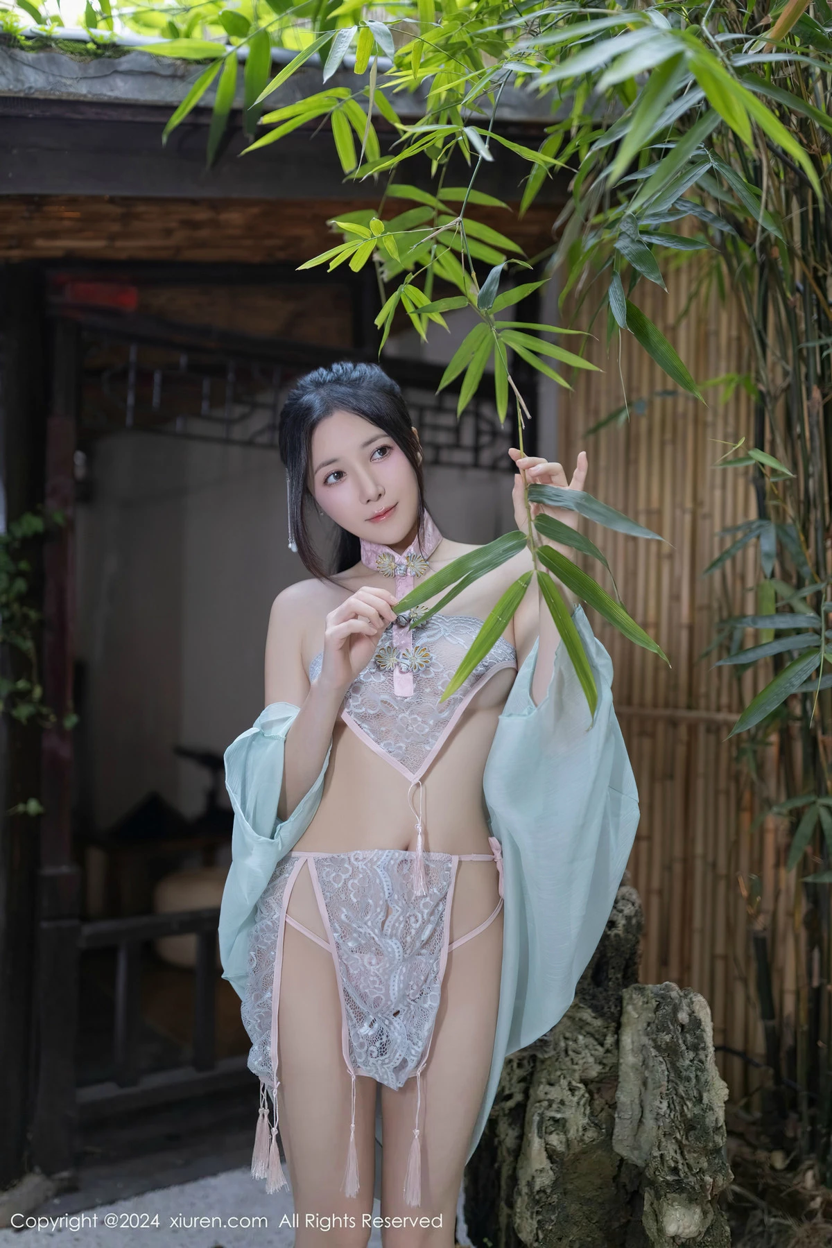 秀人集.com_[XiuRen秀人网]No.8428_模特鱼子酱Fish浴池场景性感粉色布兜内衣秀惹火身材诱惑写真81P