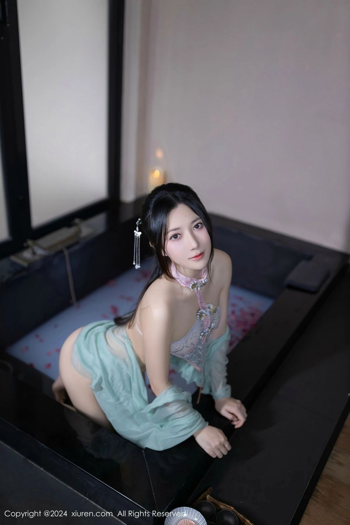 秀人集.com_[XiuRen秀人网]No.8428_模特鱼子酱Fish浴池场景性感粉色布兜内衣秀惹火身材诱惑写真81P