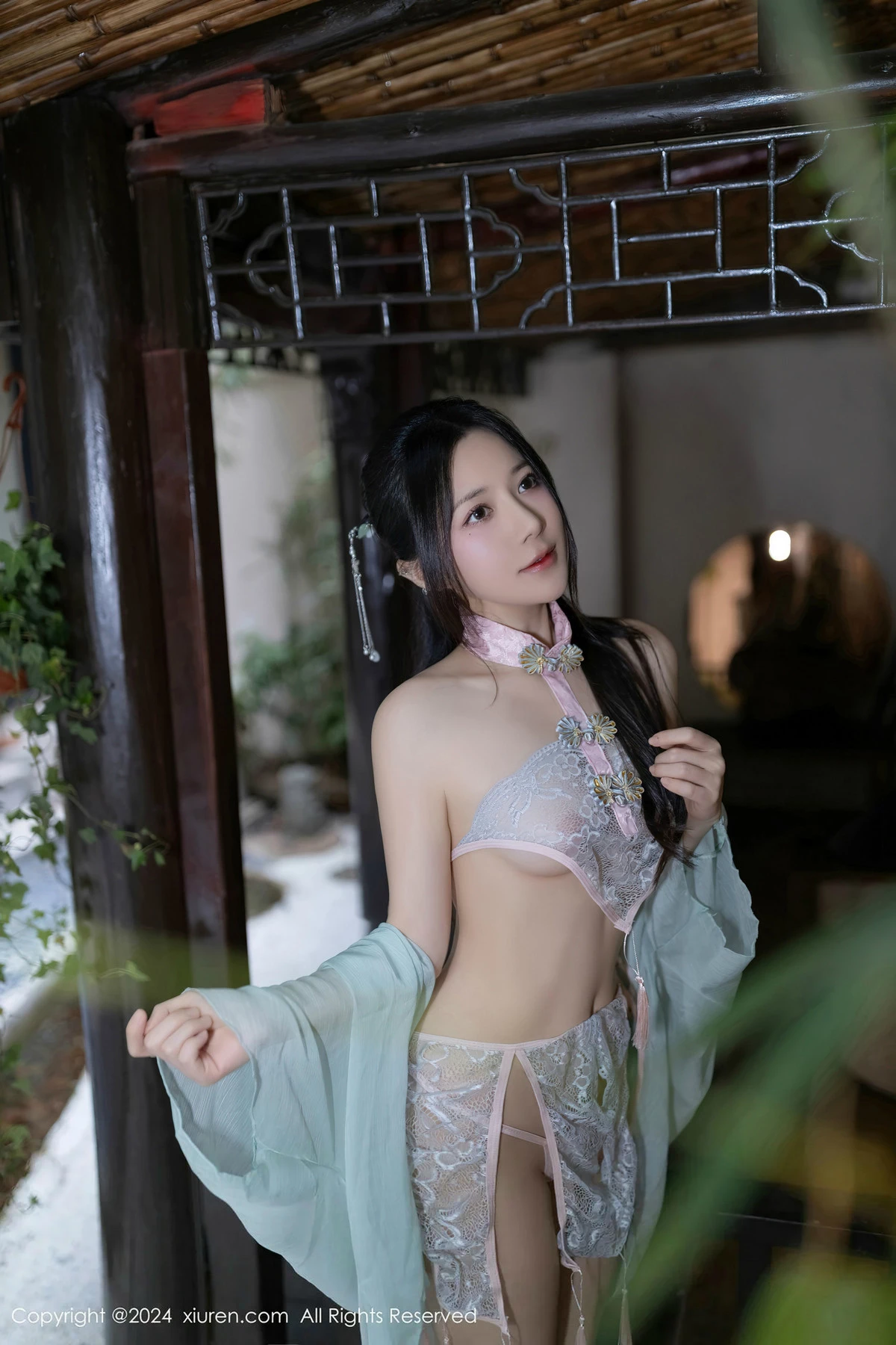 秀人集.com_[XiuRen秀人网]No.8428_模特鱼子酱Fish浴池场景性感粉色布兜内衣秀惹火身材诱惑写真81P