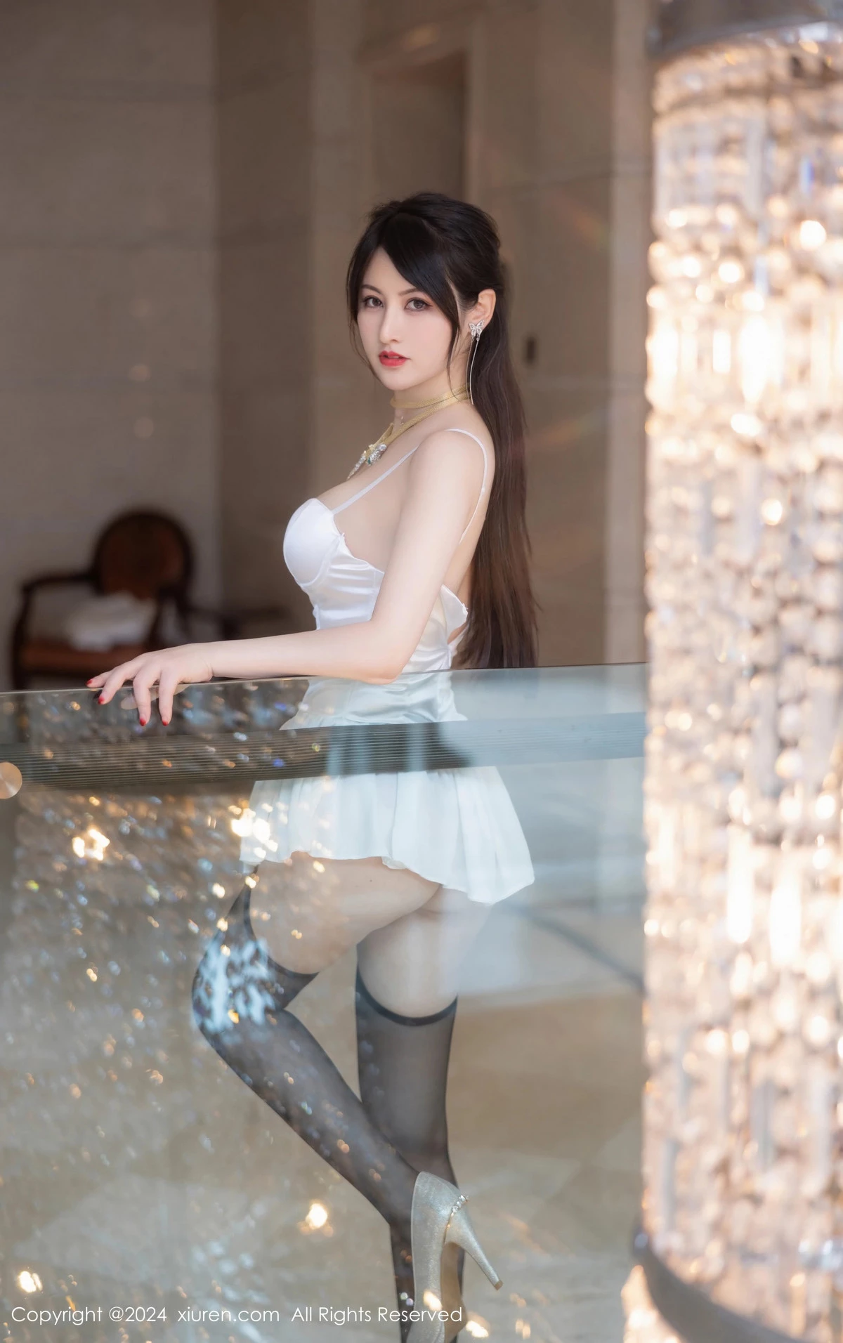 秀人集.com_[XiuRen秀人网]No.8436_模特诗诗kiki白色吊带短裙露粉色内衣配黑丝袜秀惹火身材诱惑写真83P