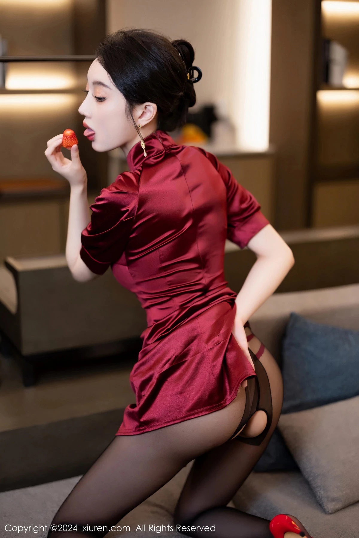 秀人集.com_[XiuRen秀人网]No.8479_模特玥儿玥浴室场景性感红色旗袍配开档黑丝秀曼妙身姿诱惑写真70P