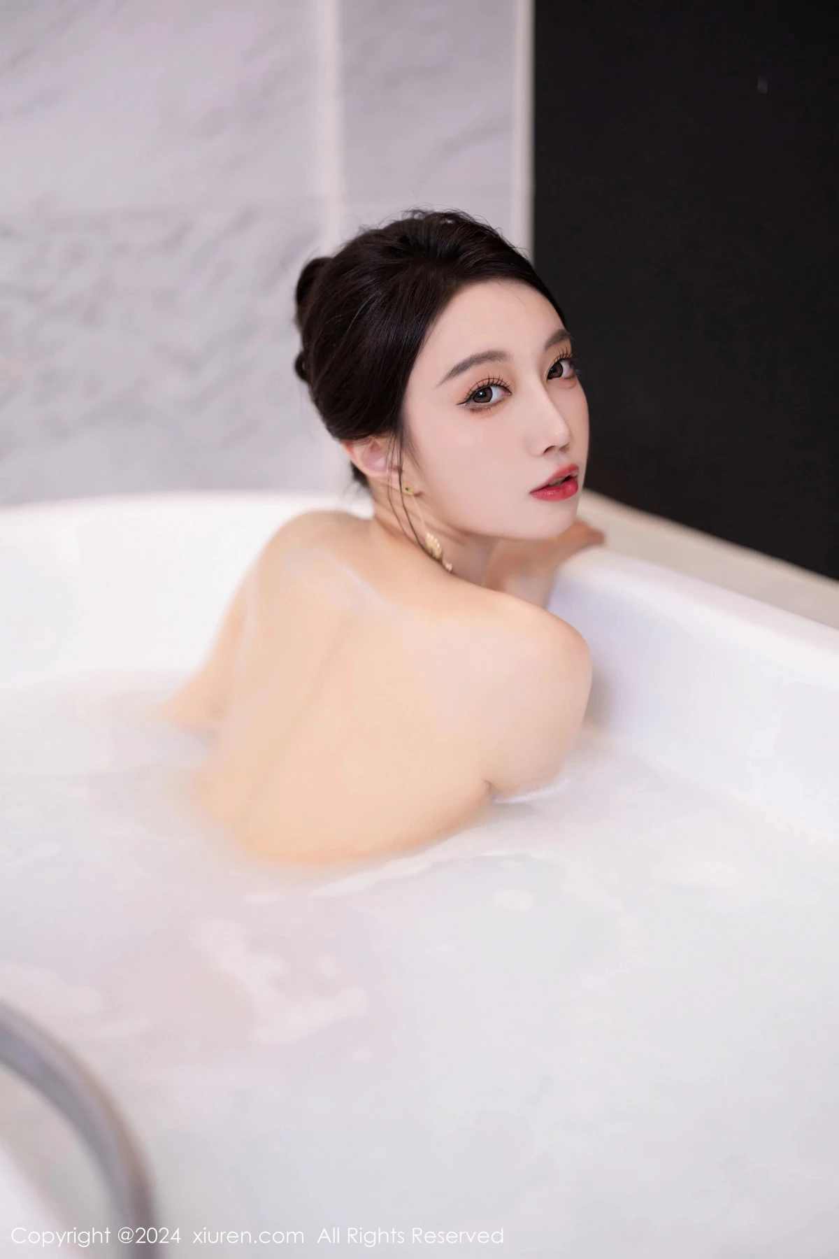 秀人集.com_[XiuRen秀人网]No.8479_模特玥儿玥浴室场景性感红色旗袍配开档黑丝秀曼妙身姿诱惑写真70P