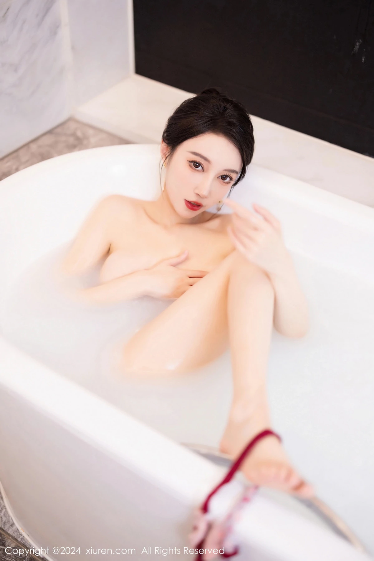 秀人集.com_[XiuRen秀人网]No.8479_模特玥儿玥浴室场景性感红色旗袍配开档黑丝秀曼妙身姿诱惑写真70P