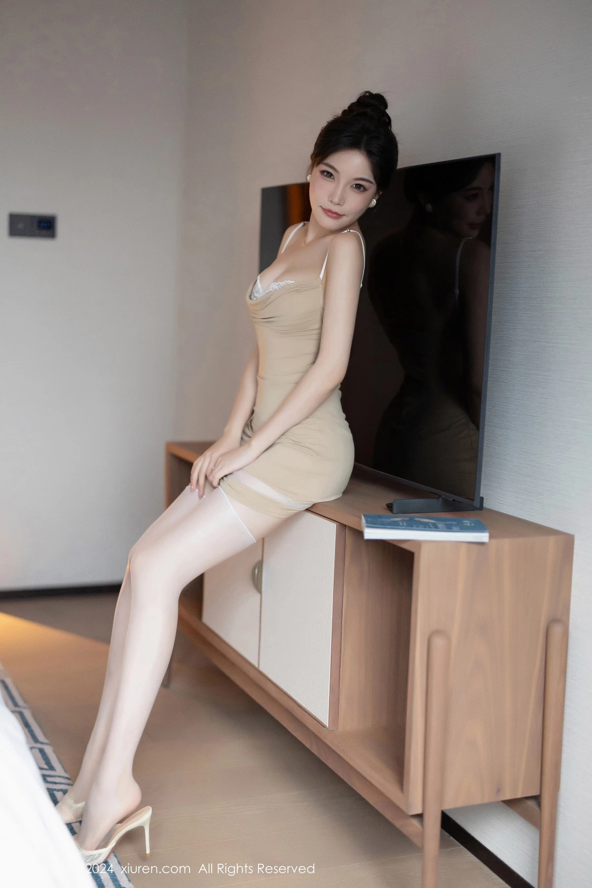 秀人集.com_[XiuRen秀人网]No.8491_女神徐莉芝Booty性感杏色连衣短裙配白丝袜秀曼妙身姿迷人写真85P