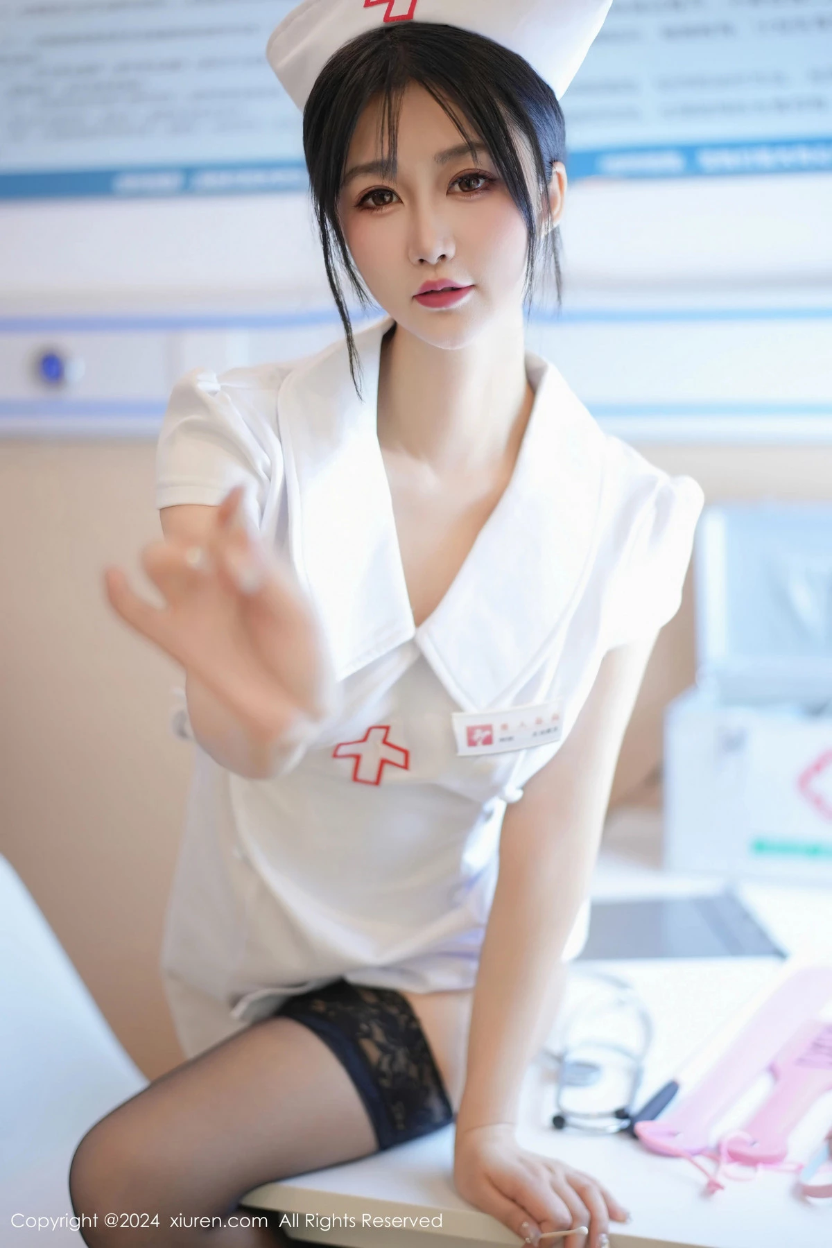 秀人集.com_[XiuRen秀人网]No.8512_模特laura阿姣性感白色护士服配黑丝袜半脱秀豪乳翘臀诱惑写真87P