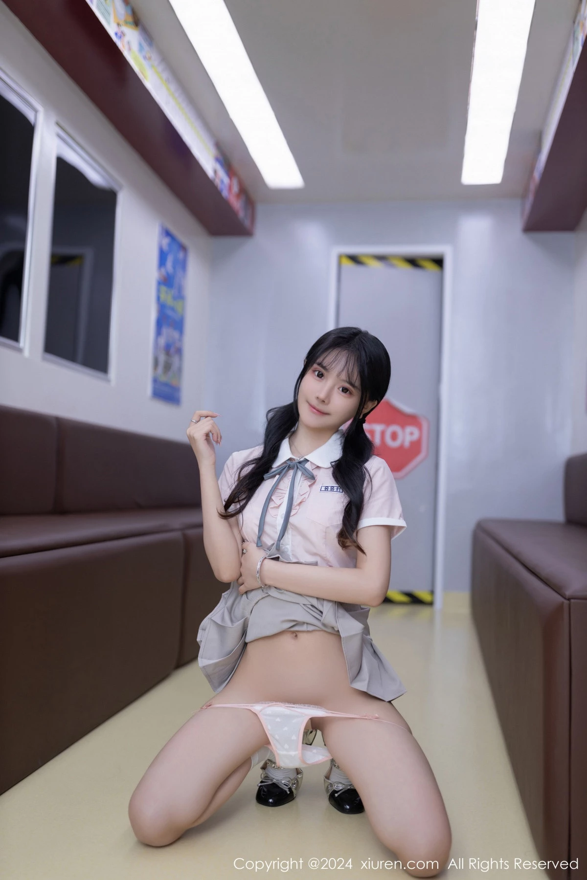 秀人集.com_[XiuRen秀人网]No.8515_模特幼幼地铁场景性感浅色学妹制服半脱秀完美身材迷人诱惑写真80P
