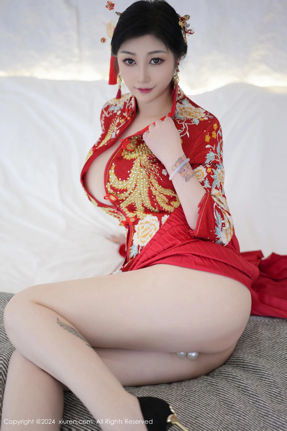 秀人集.com_[XiuRen秀人网]No.8521_女神妲己_Toxic性感红色新娘装扮半脱秀丰腴身姿撩人诱惑写真71P