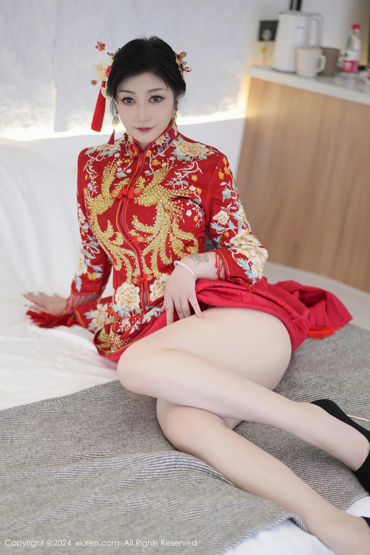 秀人集.com_[XiuRen秀人网]No.8521_女神妲己_Toxic性感红色新娘装扮半脱秀丰腴身姿撩人诱惑写真71P