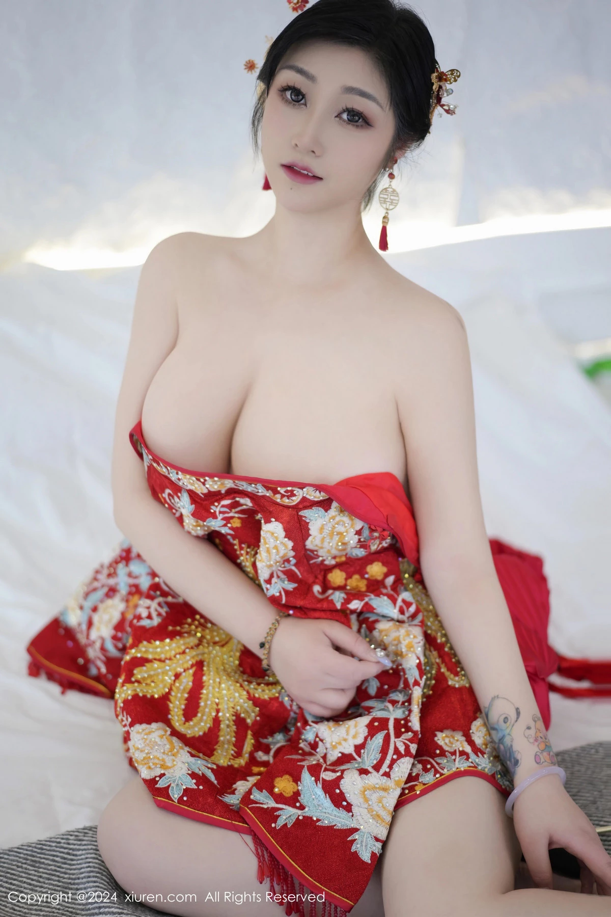 秀人集.com_[XiuRen秀人网]No.8521_女神妲己_Toxic性感红色新娘装扮半脱秀丰腴身姿撩人诱惑写真71P