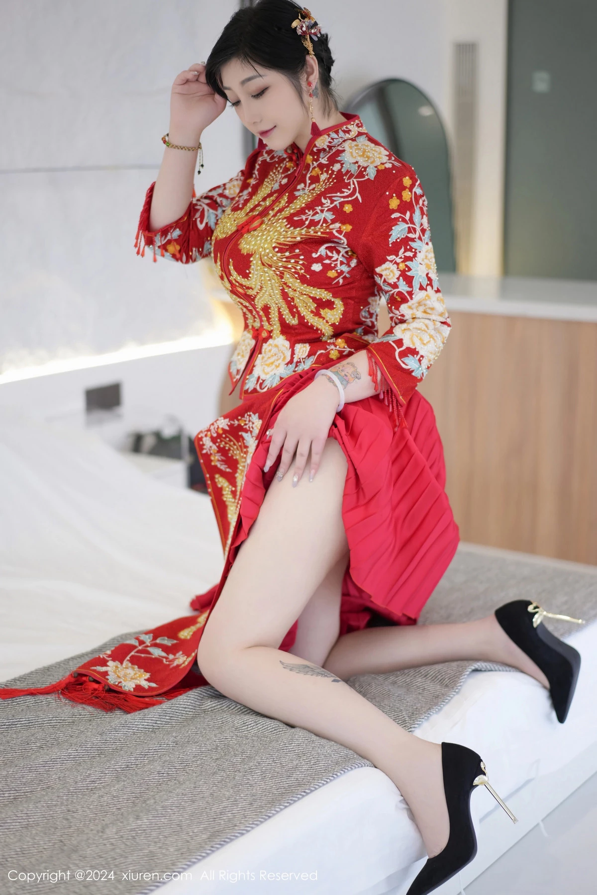秀人集.com_[XiuRen秀人网]No.8521_女神妲己_Toxic性感红色新娘装扮半脱秀丰腴身姿撩人诱惑写真71P