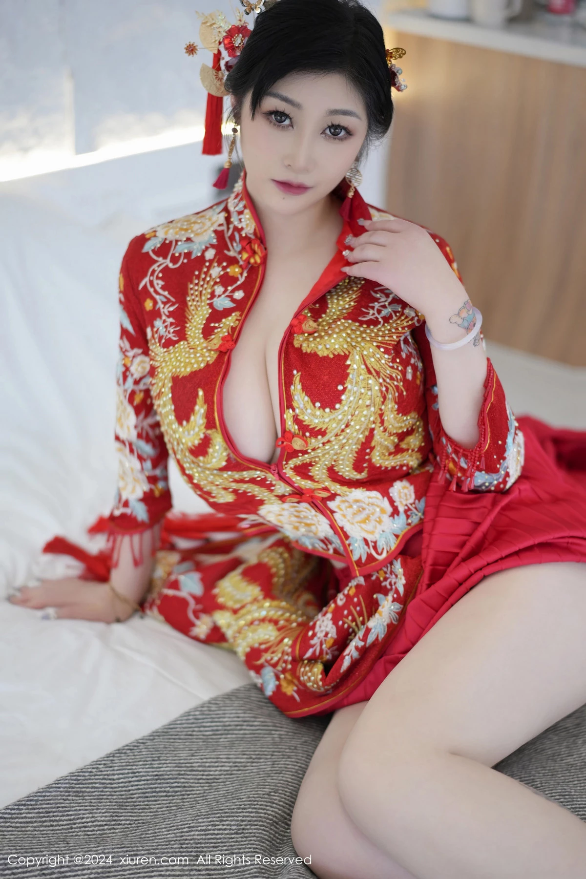 秀人集.com_[XiuRen秀人网]No.8521_女神妲己_Toxic性感红色新娘装扮半脱秀丰腴身姿撩人诱惑写真71P