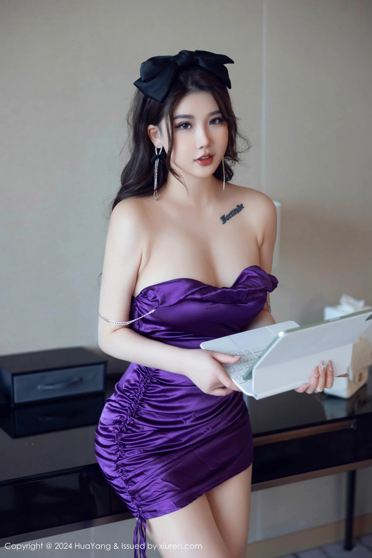 秀人集.com_[HuaYang花漾]Vol.581_模特小海臀Rena性感紫色连衣短裙配开档肉丝秀翘臀美腿诱惑写真67P