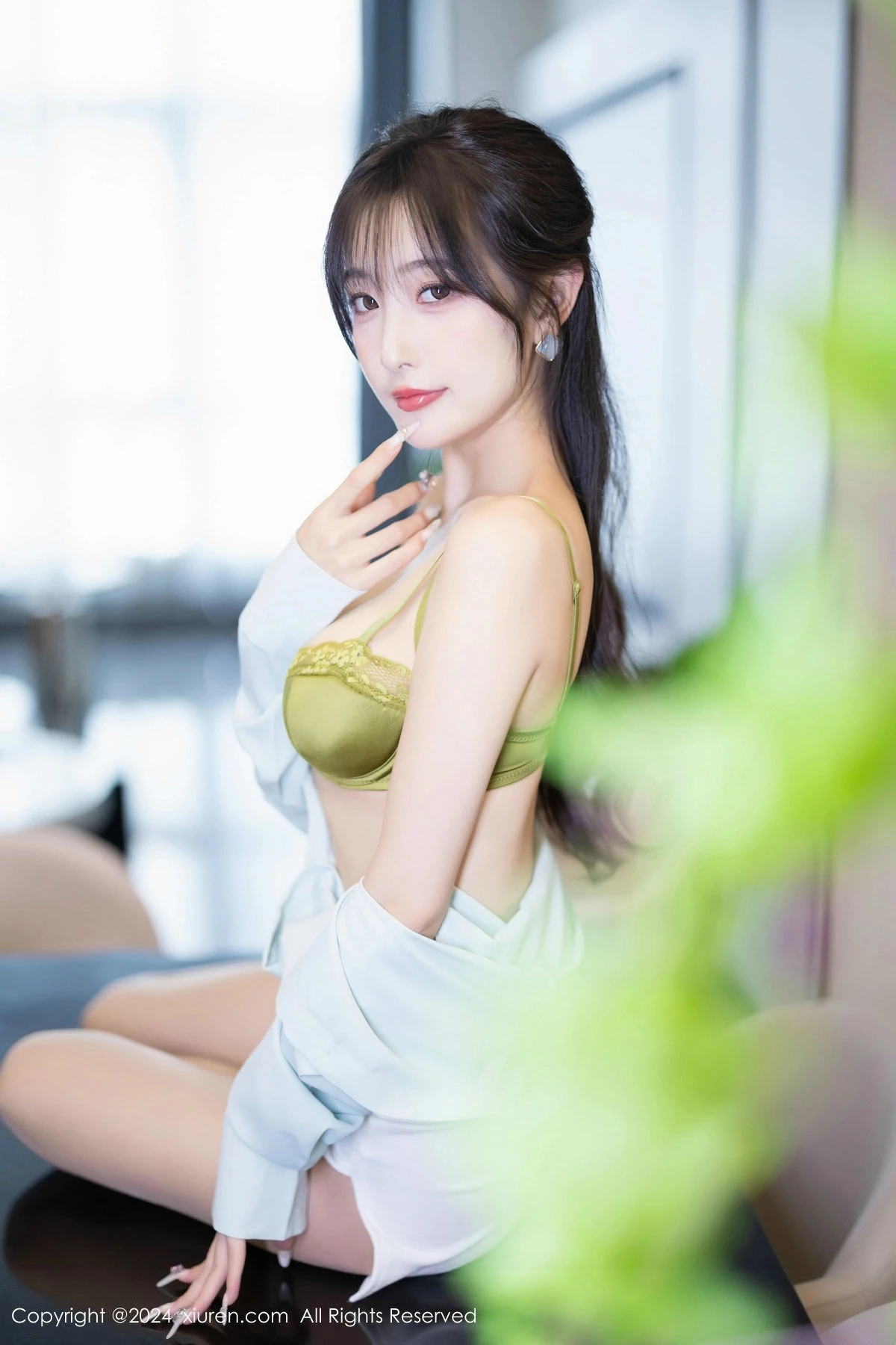 秀人集.com_[XiuRen秀人网]No.8589_模特林星阑性感浅绿衬衫配白短裙露超薄肉丝秀曼妙身姿诱惑写真86P