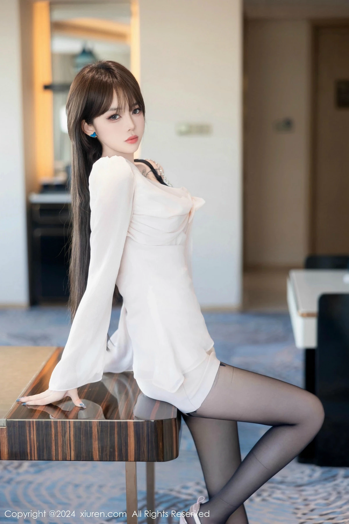 秀人集.com_[XiuRen秀人网]No.8591_模特奶瓶性感白色上衣露黑色情趣服饰配黑丝吊袜秀美腿诱惑写真85P