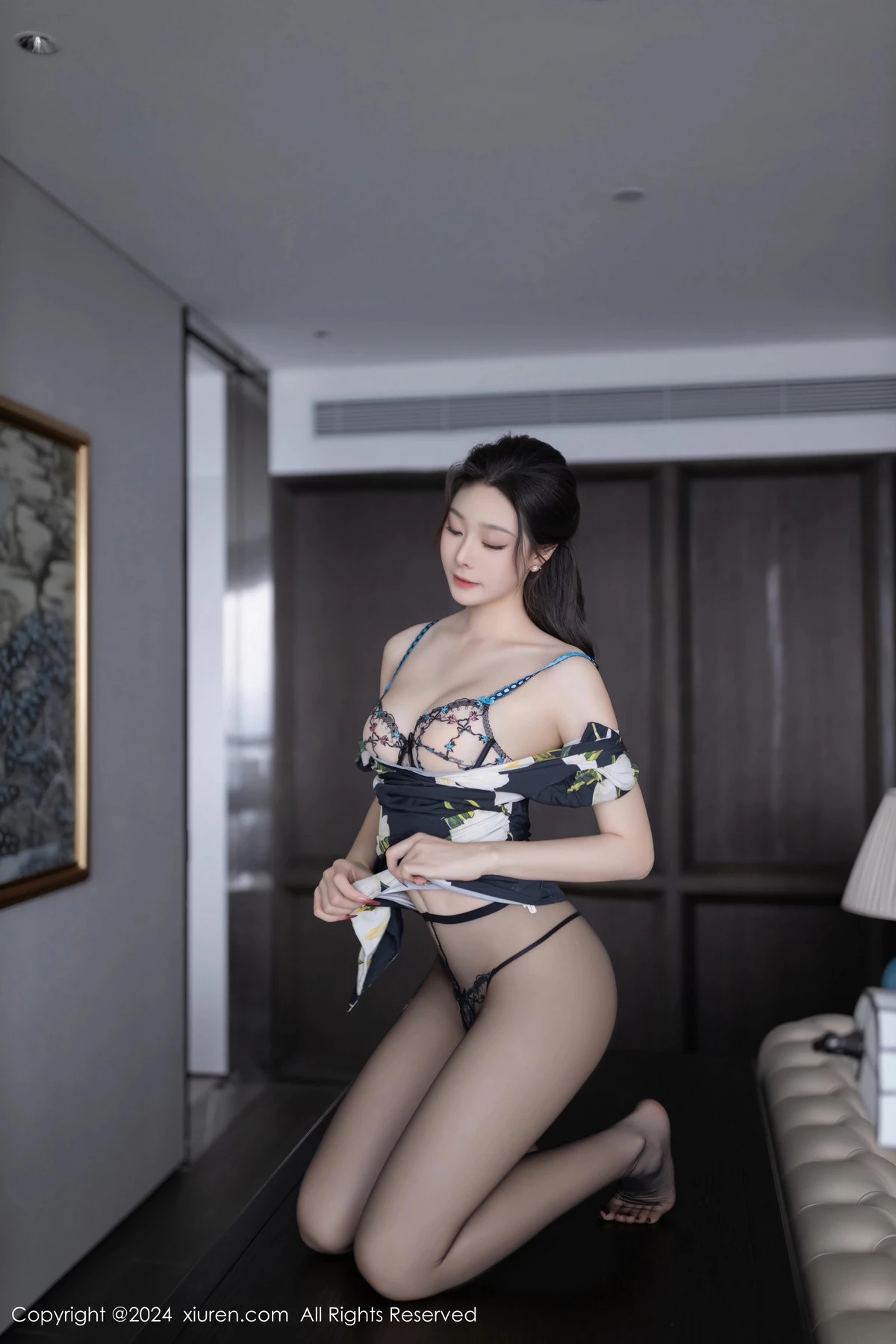 秀人集.com_[XiuRen秀人网]No.8768_模特小逗逗性感花色图案连衣短裙配超薄黑丝秀曼妙身姿诱惑写真80P