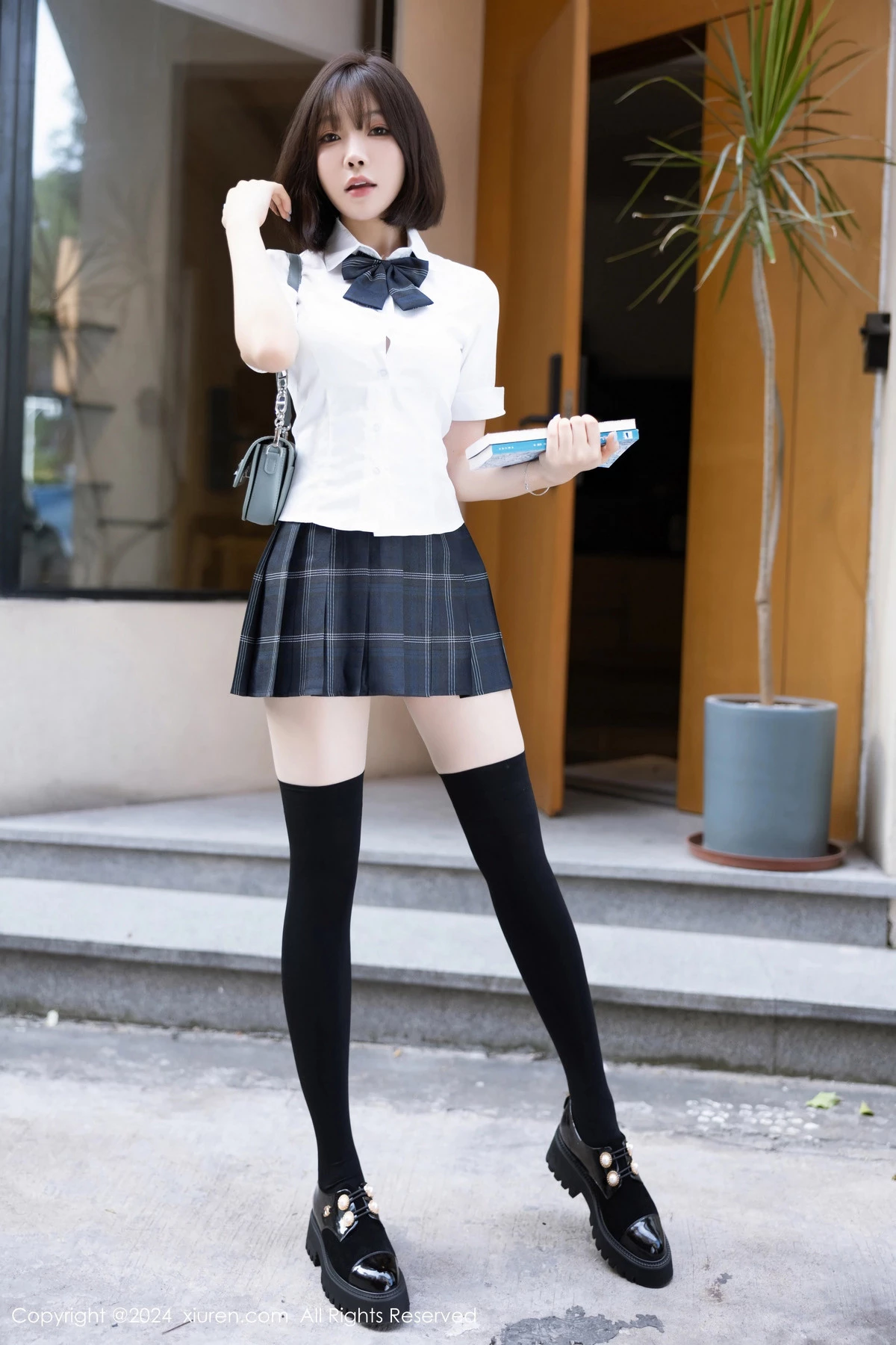 秀人集.com_[XiuRen秀人网]No.8785_女神徐莉芝Booty性感学生制服短裙配黑丝袜秀曼妙身姿诱惑写真100P