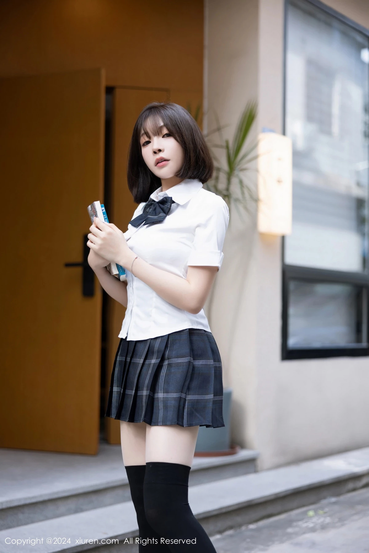 秀人集.com_[XiuRen秀人网]No.8785_女神徐莉芝Booty性感学生制服短裙配黑丝袜秀曼妙身姿诱惑写真100P