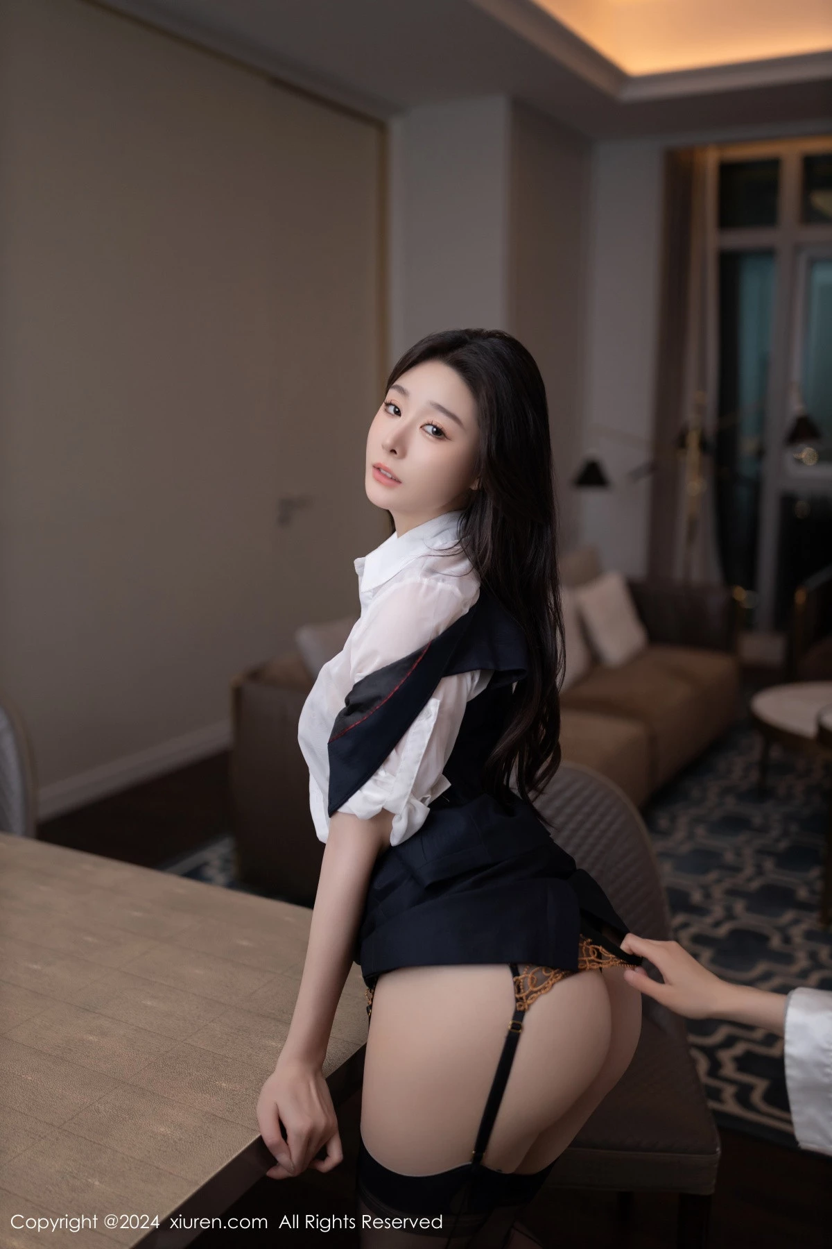 秀人集.com_[XiuRen秀人网]No.8808_模特小逗逗性感白色OL服饰露黑色内衣配黑丝吊袜秀美腿诱惑写真80P