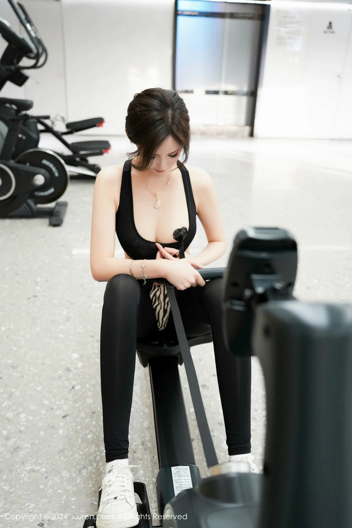 秀人集.com_[XiuRen秀人网]No.8810_女神Carol周妍希性感黑色运动套装配超薄黑丝秀完美身材诱惑写真100P