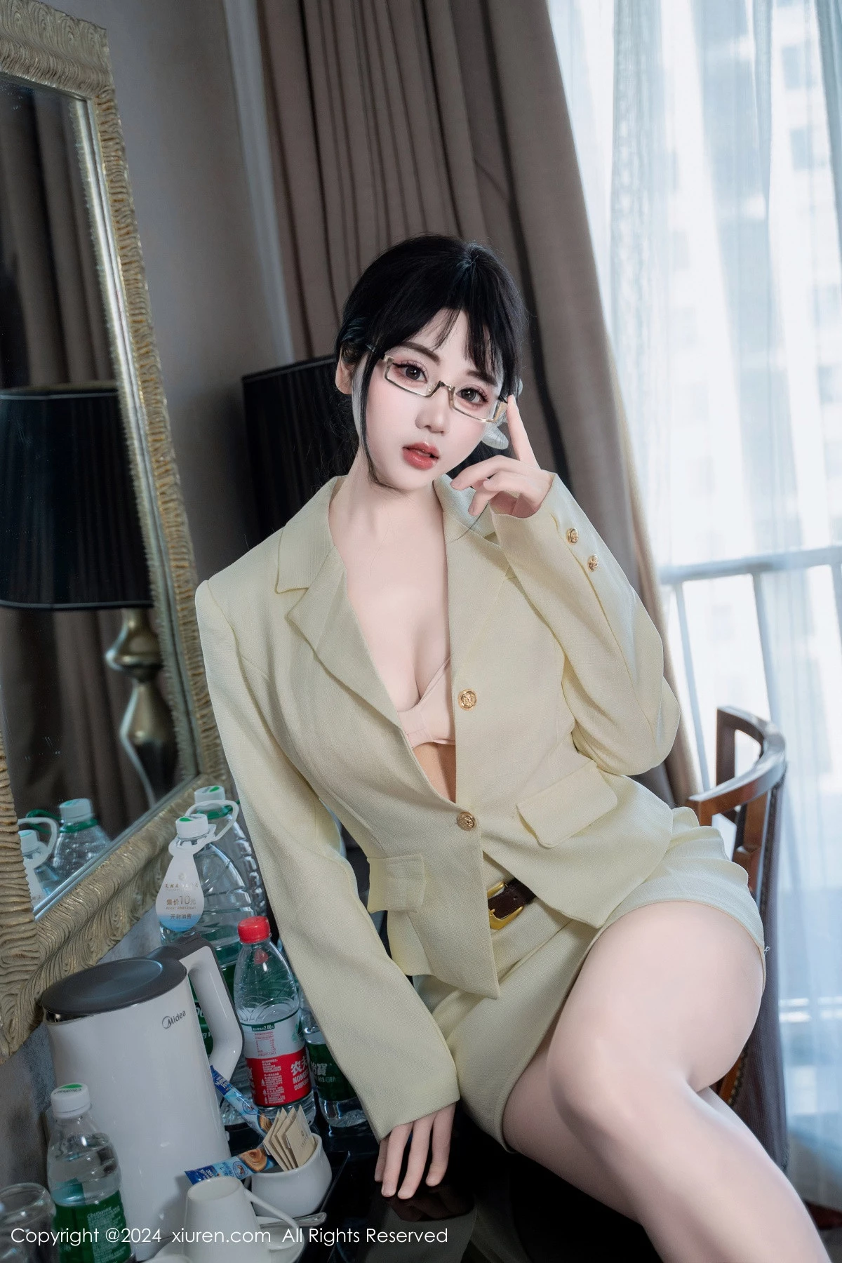秀人集.com_[XiuRen秀人网]No.8717_模特汐汐爱吃草莓性感OL白色职业装半脱秀惹火身材极致诱惑写真86P