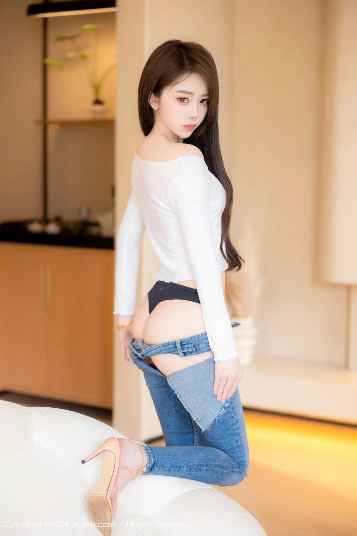 秀人集.com_[XiuRen秀人网]No.8740_模特奶瓶私房性感白色T恤配蓝色牛仔裤半脱秀曼妙身姿迷人写真82P