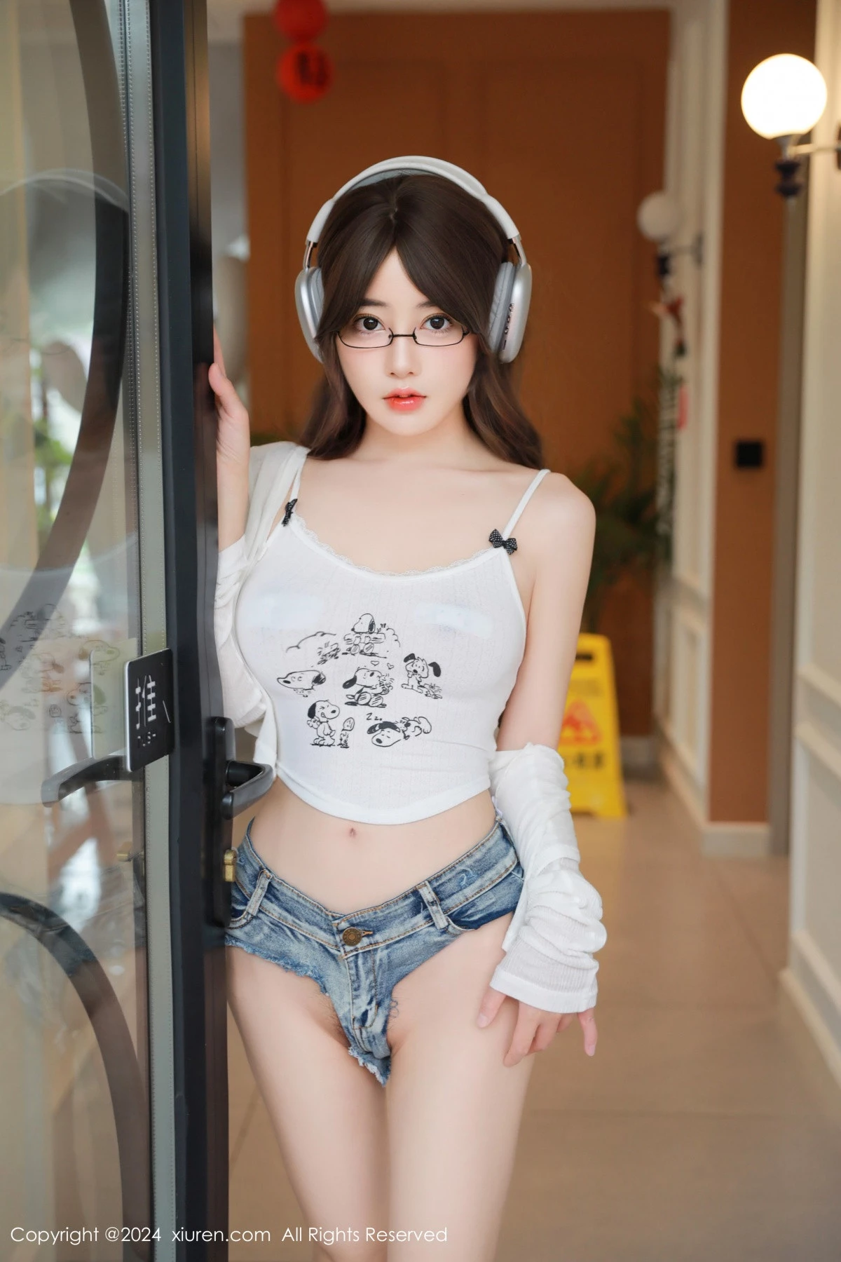 秀人集.com_[XiuRen秀人网]No.8964_模特桃妖夭性感白色服饰配超短牛仔裤秀曼妙身姿惹火诱惑写真83P
