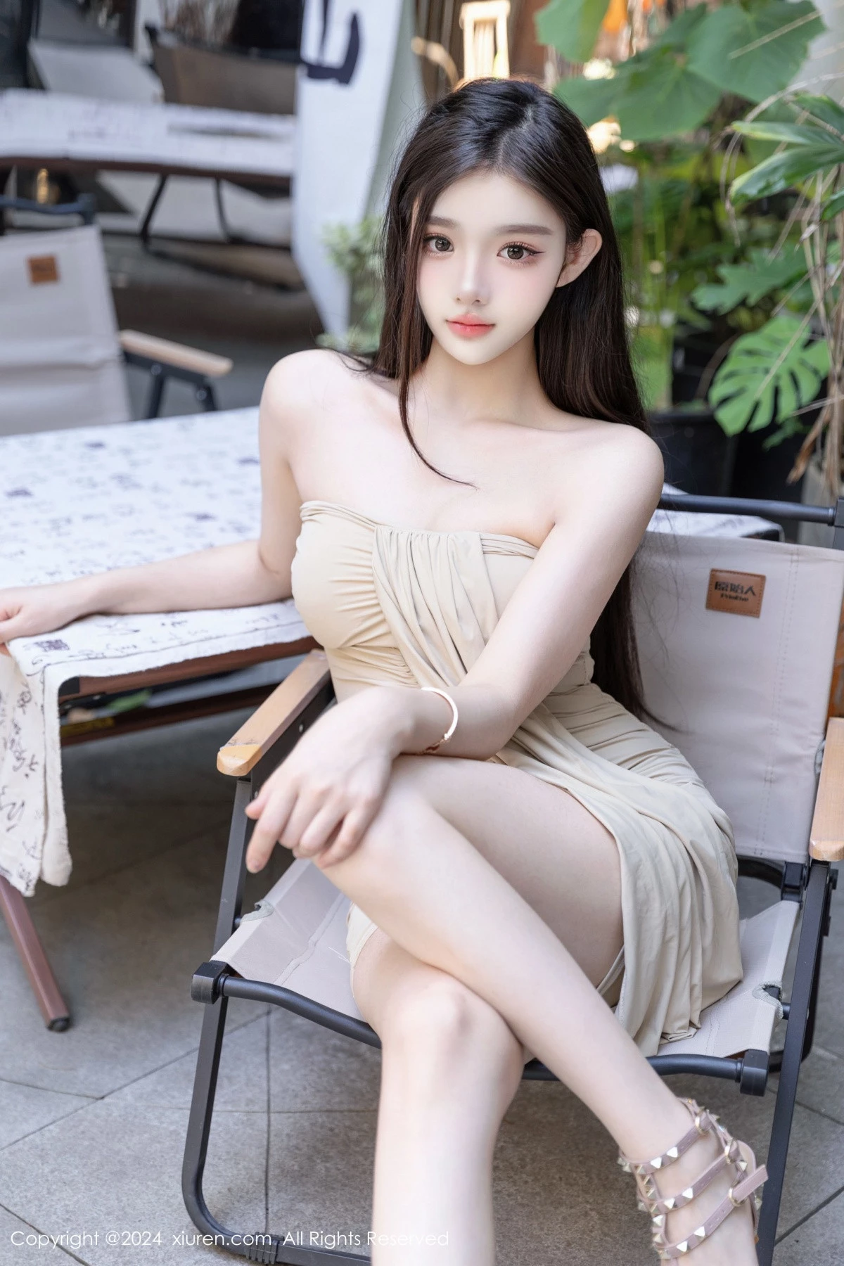 秀人集.com_[XiuRen秀人网]No.8883_模特龙雪儿性感米色吊带短裙露黑色内衣半撩秀翘臀美腿诱惑写真83P