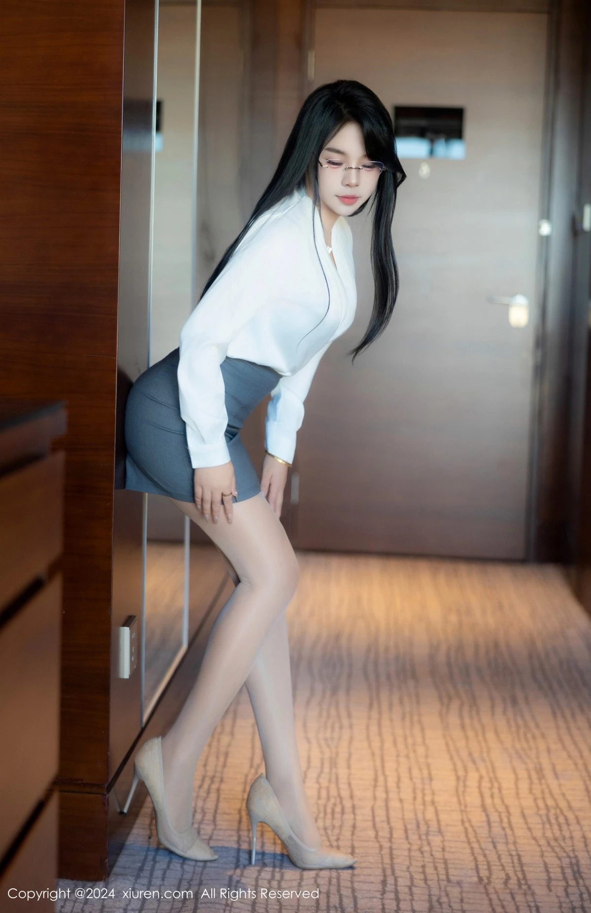 秀人集.com_[XiuRen秀人网]No.8989_新人模特麦田性感白色OL服饰露蓝色内衣配超薄肉丝撩人诱惑写真83P