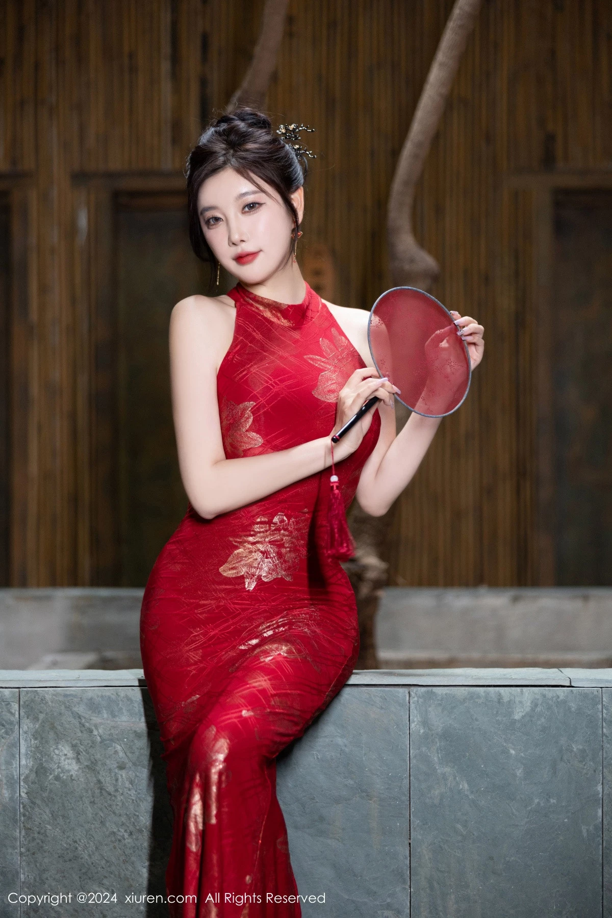 秀人集.com_[XiuRen秀人网]No.8996_女神杨晨晨Yome性感红色长旗袍配黑丝吊袜秀丰腴身材诱惑写真81P