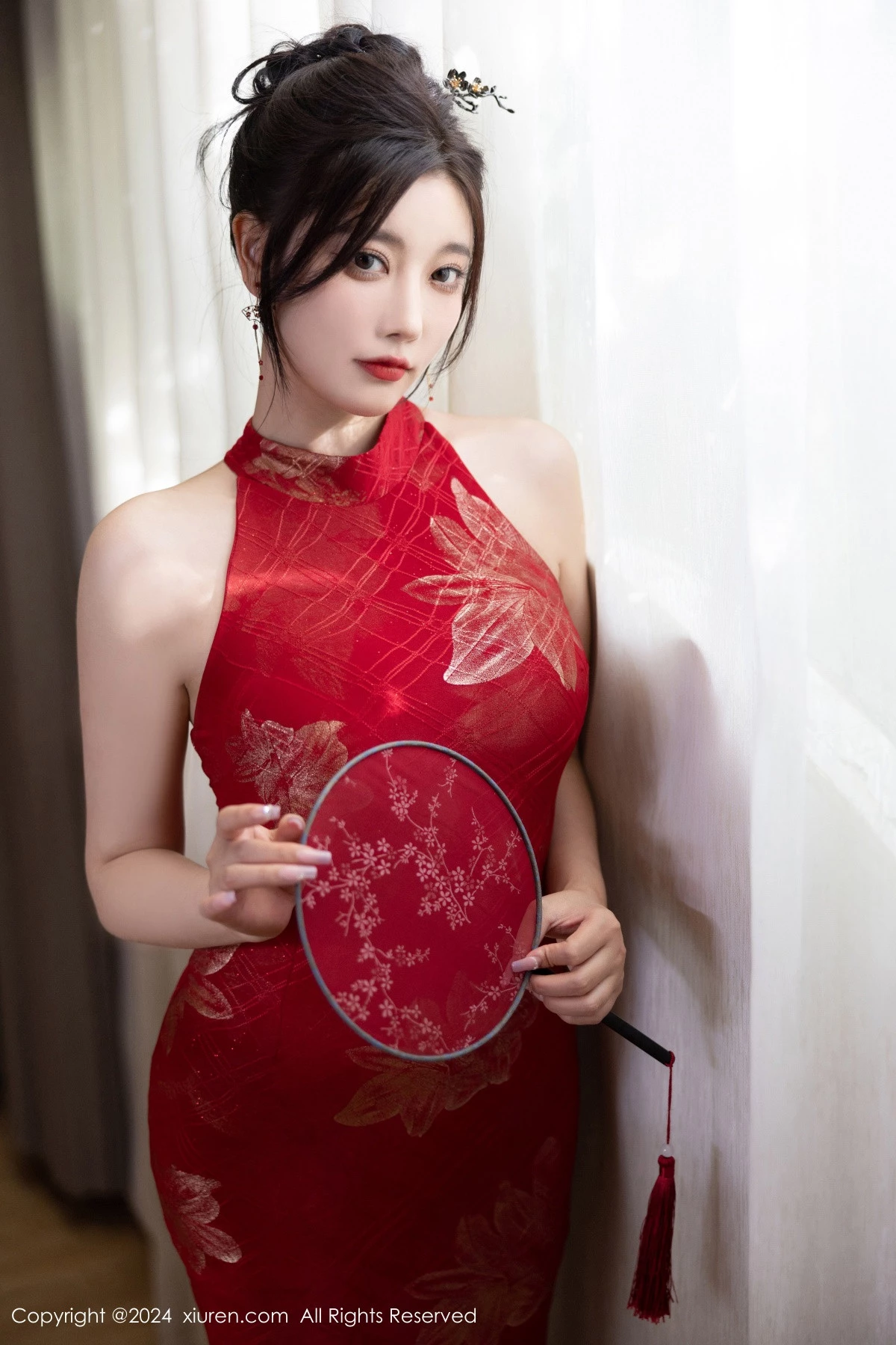 秀人集.com_[XiuRen秀人网]No.8996_女神杨晨晨Yome性感红色长旗袍配黑丝吊袜秀丰腴身材诱惑写真81P