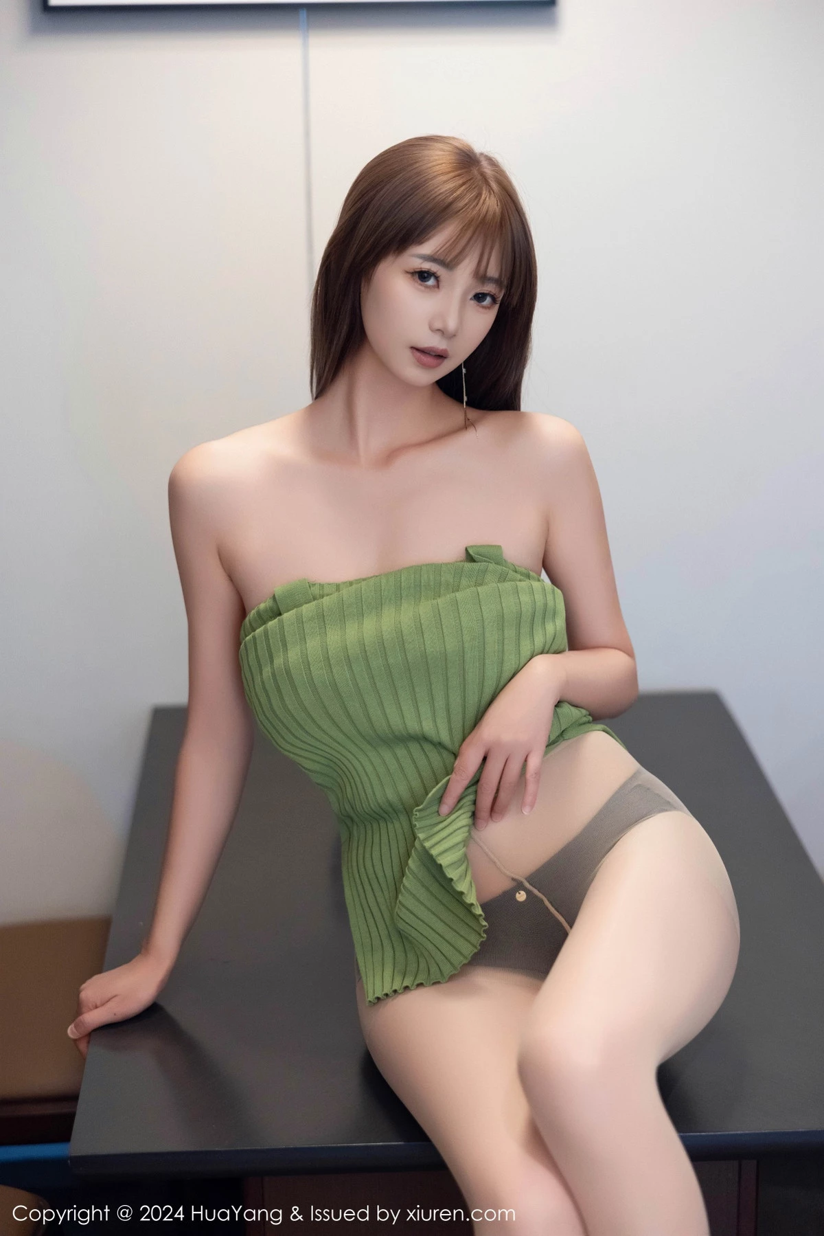 秀人集.com_[HuaYang花漾]Vol.600_女神宋-kiki性感绿色连衣短裙配超薄灰丝秀丰腴身材完美诱惑写真74P