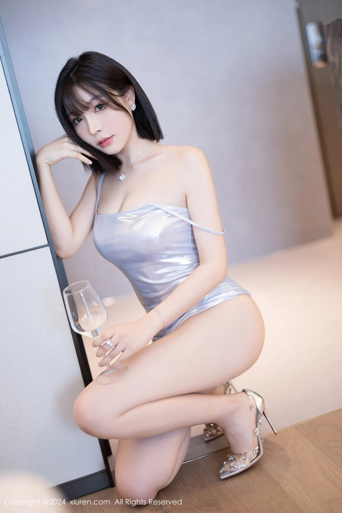 秀人集.com_[XiuRen秀人网]No.9020_女神徐莉芝Booty性感白色连衣短裙配开档白丝秀完美身材诱惑写真94P