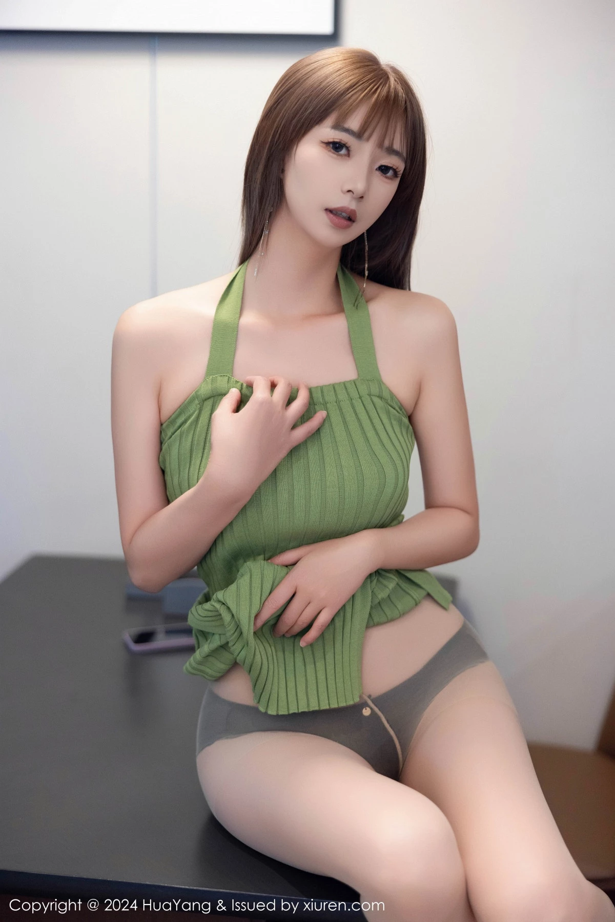 秀人集.com_[HuaYang花漾]Vol.600_女神宋-kiki性感绿色连衣短裙配超薄灰丝秀丰腴身材完美诱惑写真74P