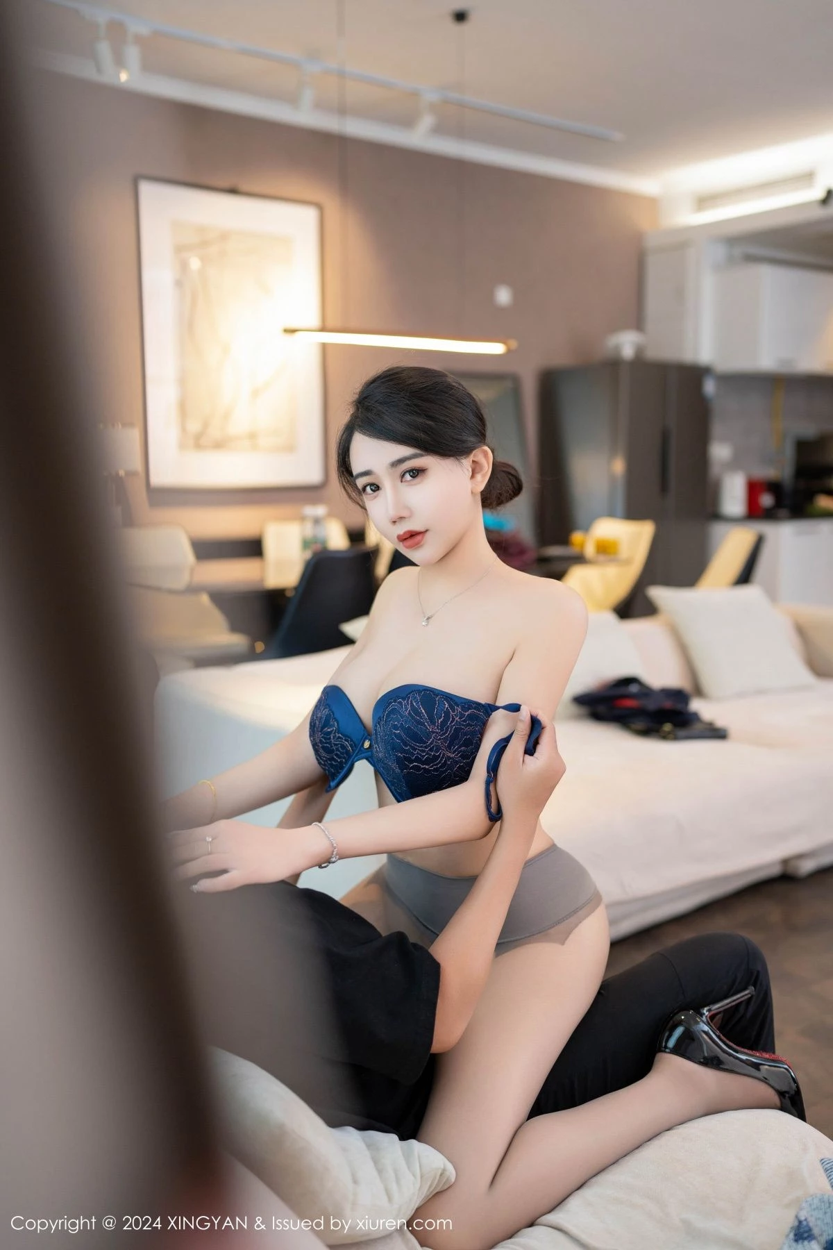 秀人集.com_[XINGYAN星颜社]VOL.259_模特李若汐ci性感空姐制服配超薄肉丝秀丰腴身材完美诱惑写真81P