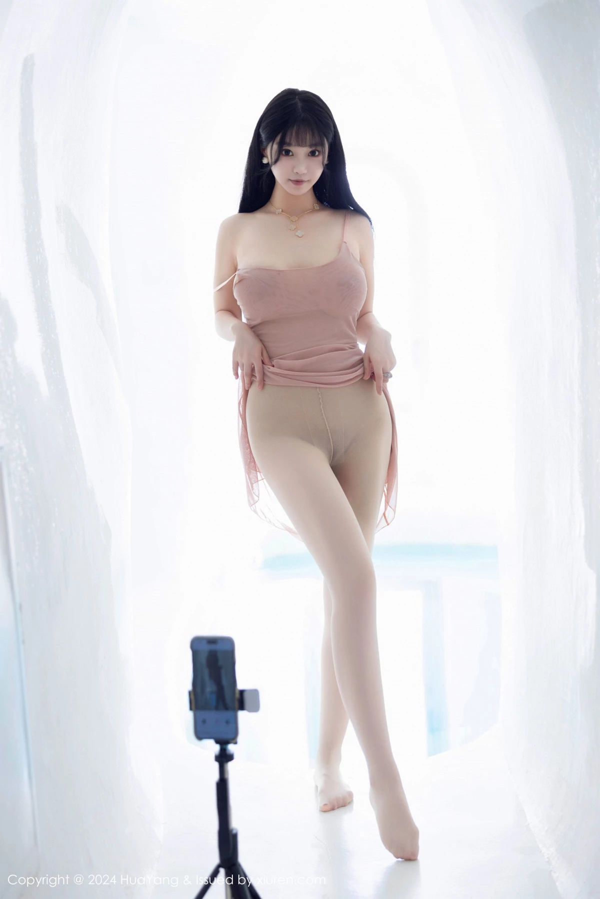 秀人集.com_[HuaYang花漾]Vol.595_女神朱可儿Flora性感粉色吊带配超薄无内肉丝秀雪峰美臀诱惑写真80P