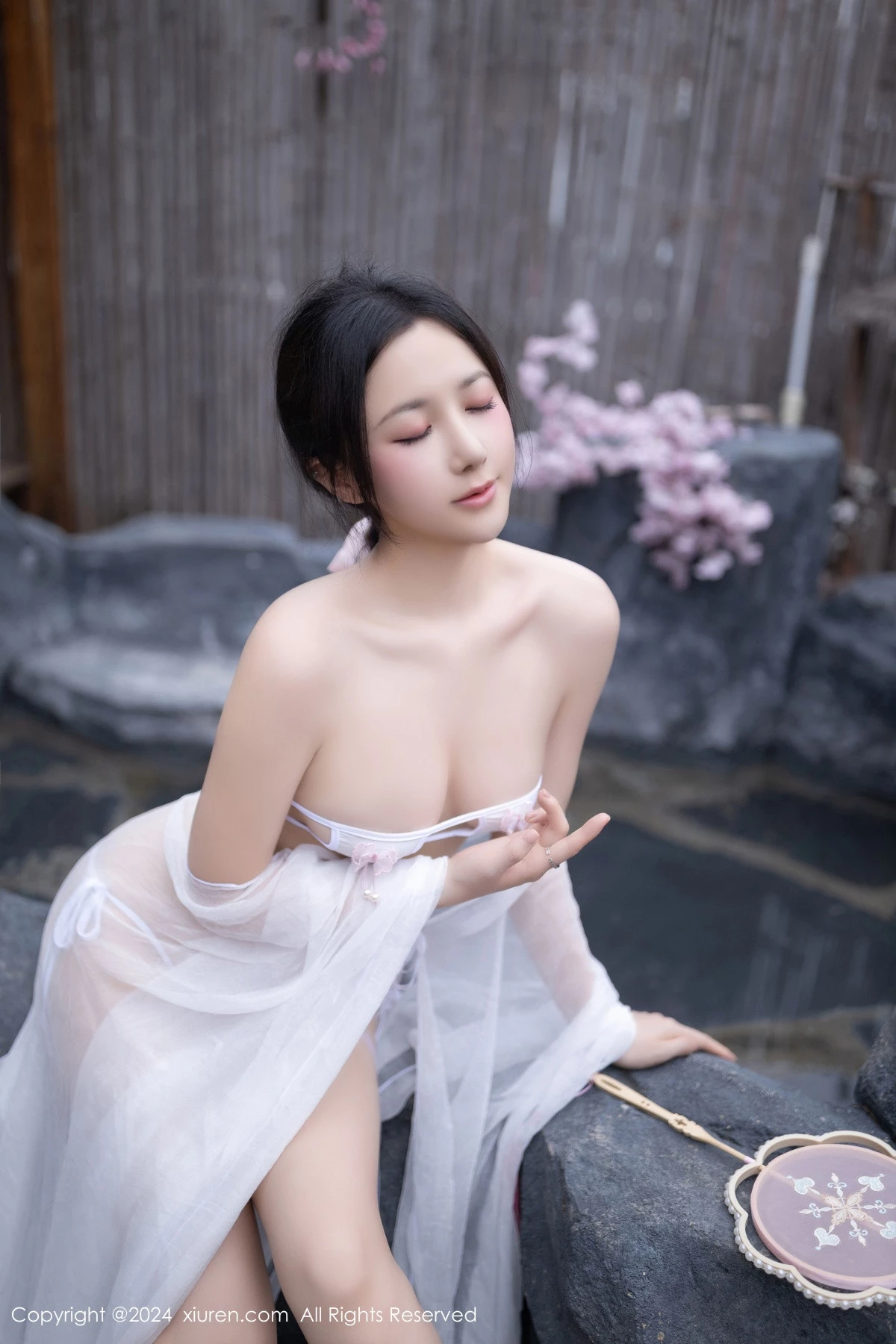 秀人集.com_[XiuRen秀人网]No.8927_模特鱼子酱Fish性感白色轻透连衣裙露白色情趣内衣迷人诱惑写真80P