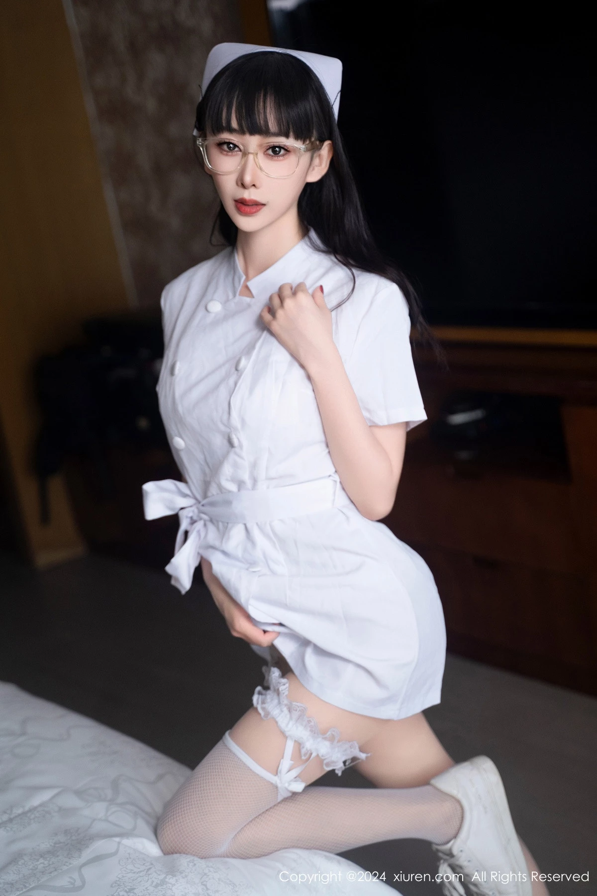 秀人集.com_[XiuRen秀人网]No.9077_模特宝宝甜性感白色护士制服露情趣内衣配白丝袜秀美腿诱惑写真84P