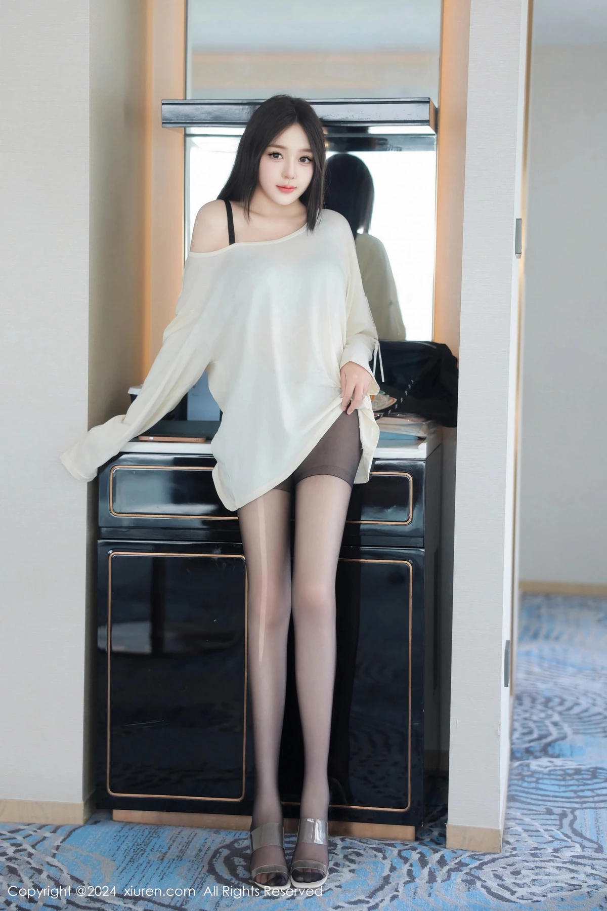 秀人集.com_[XiuRen秀人网]No.9089_模特柚柚小奶瓶性感浅色服饰配超薄黑丝秀凹凸身材撩人诱惑写真81P