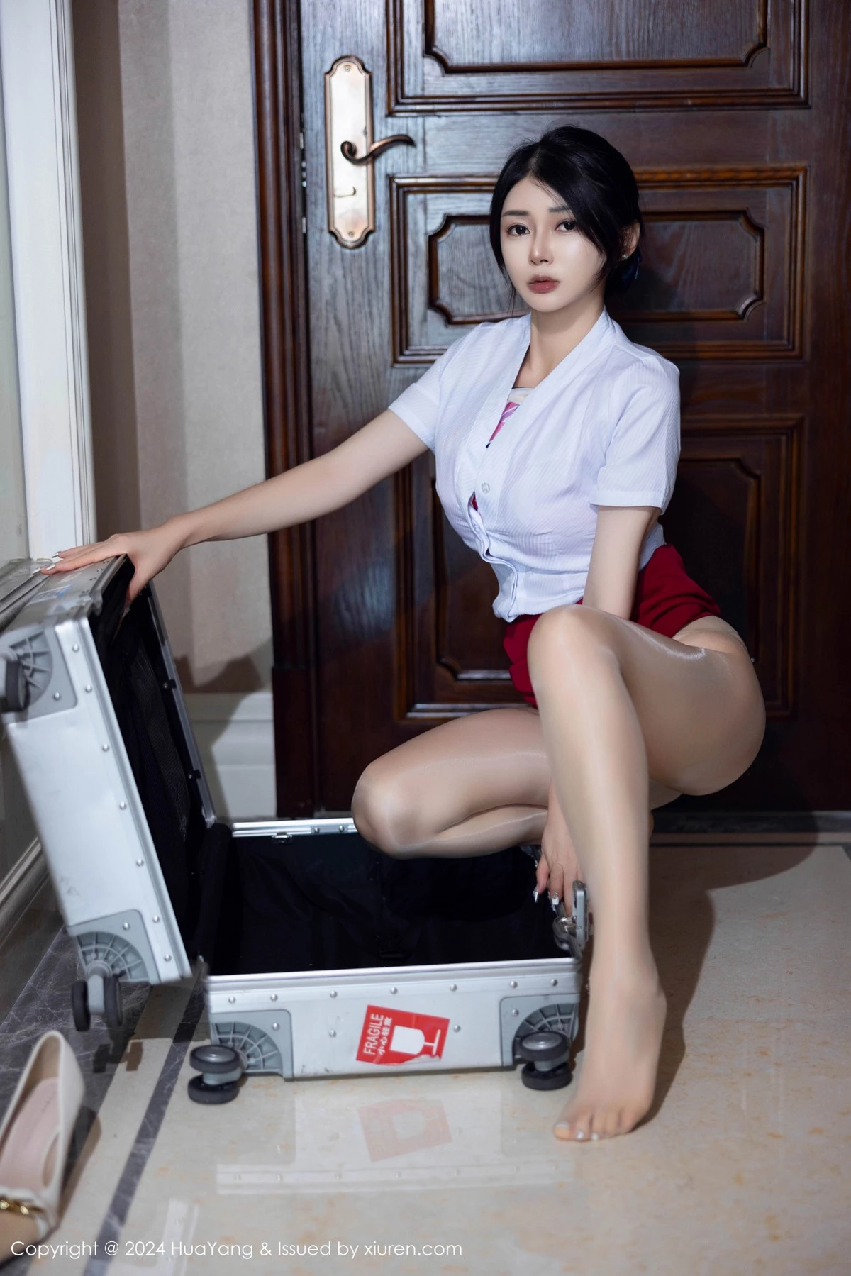 秀人集.com_[HuaYang花漾]Vol.605_模特凯竹Quinn性感空姐制服红短裙露肉丝袜秀丰腴身姿诱惑写真80P
