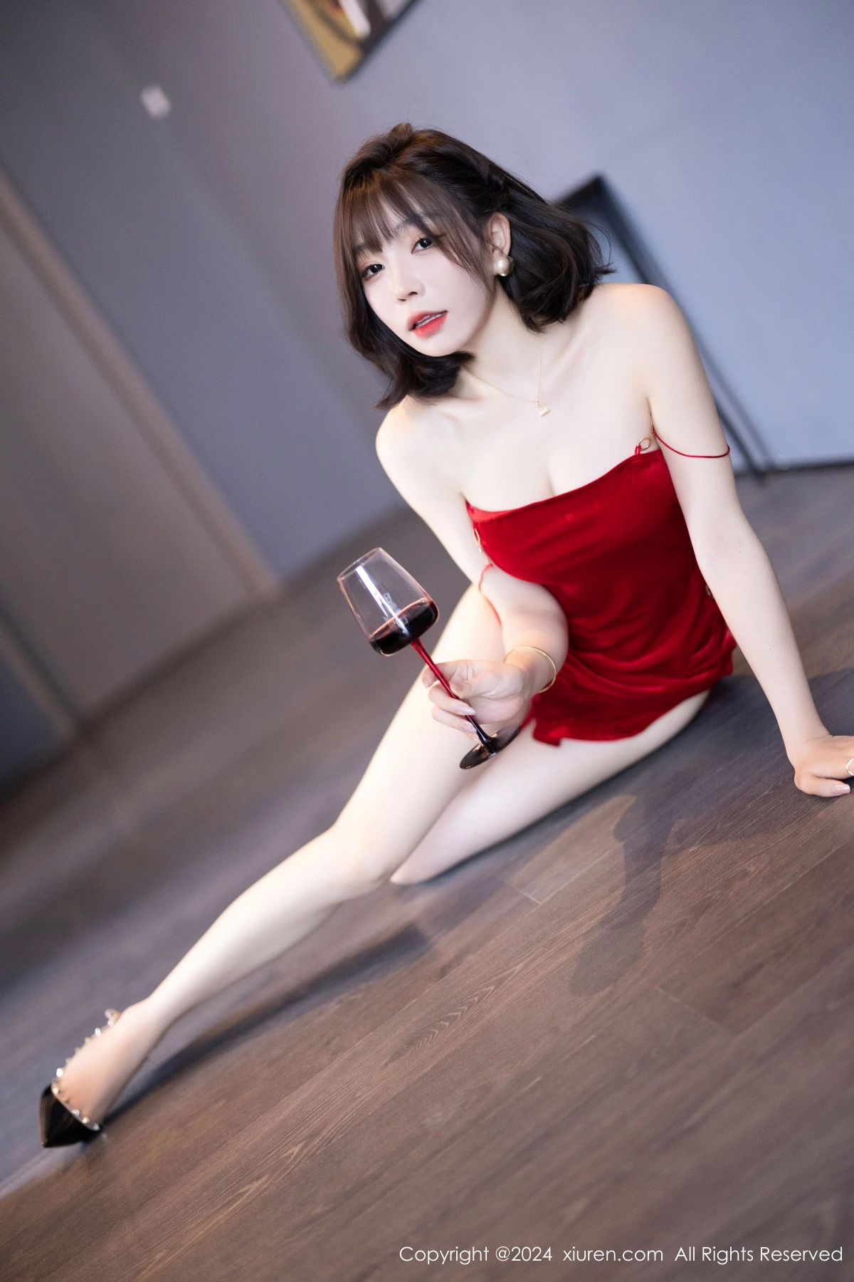 秀人集.com_[XiuRen秀人网]No.9229_女神徐莉芝Booty红色吊带连衣裙露情趣内衣秀曼妙身姿诱惑写真90P