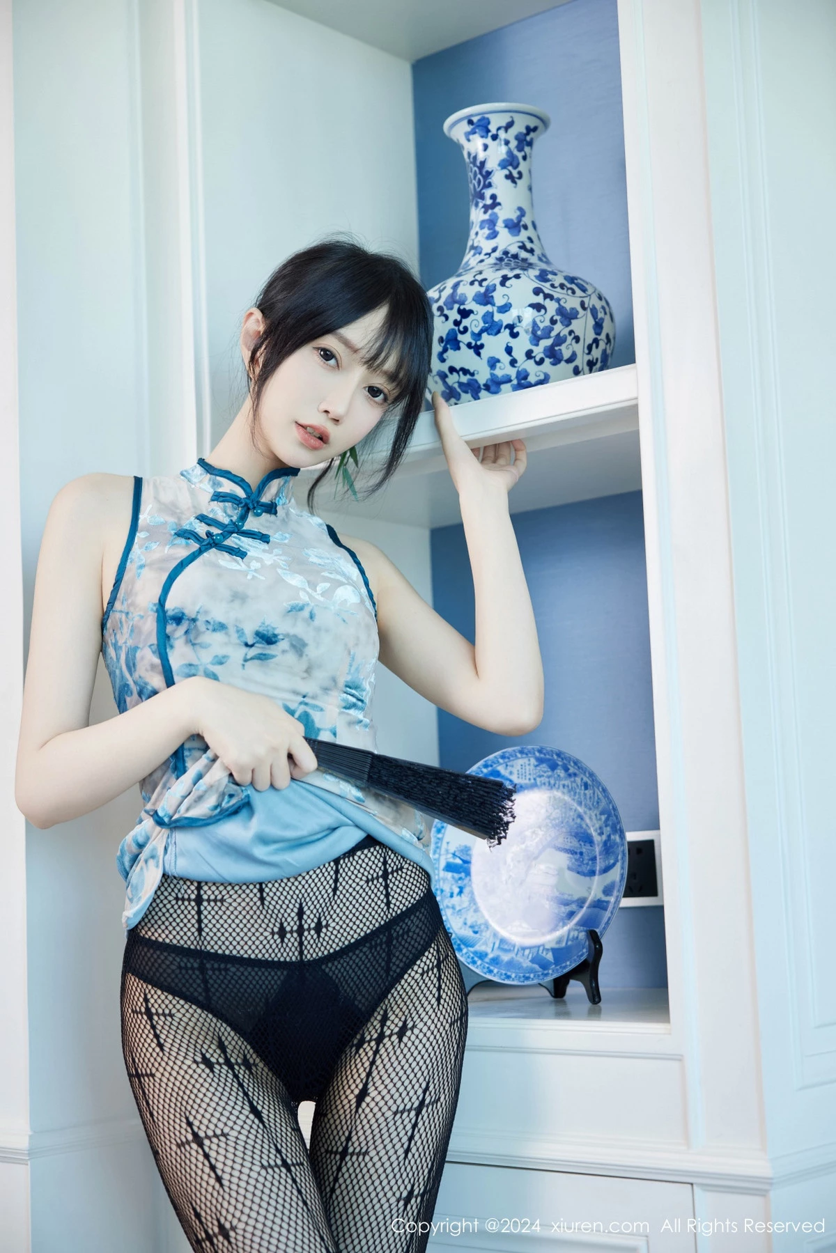 秀人集.com_[XiuRen秀人网]No.9236_模特玥儿玥er性感浅蓝旗袍露黑色内衣配黑丝网袜秀美腿诱惑写真74P