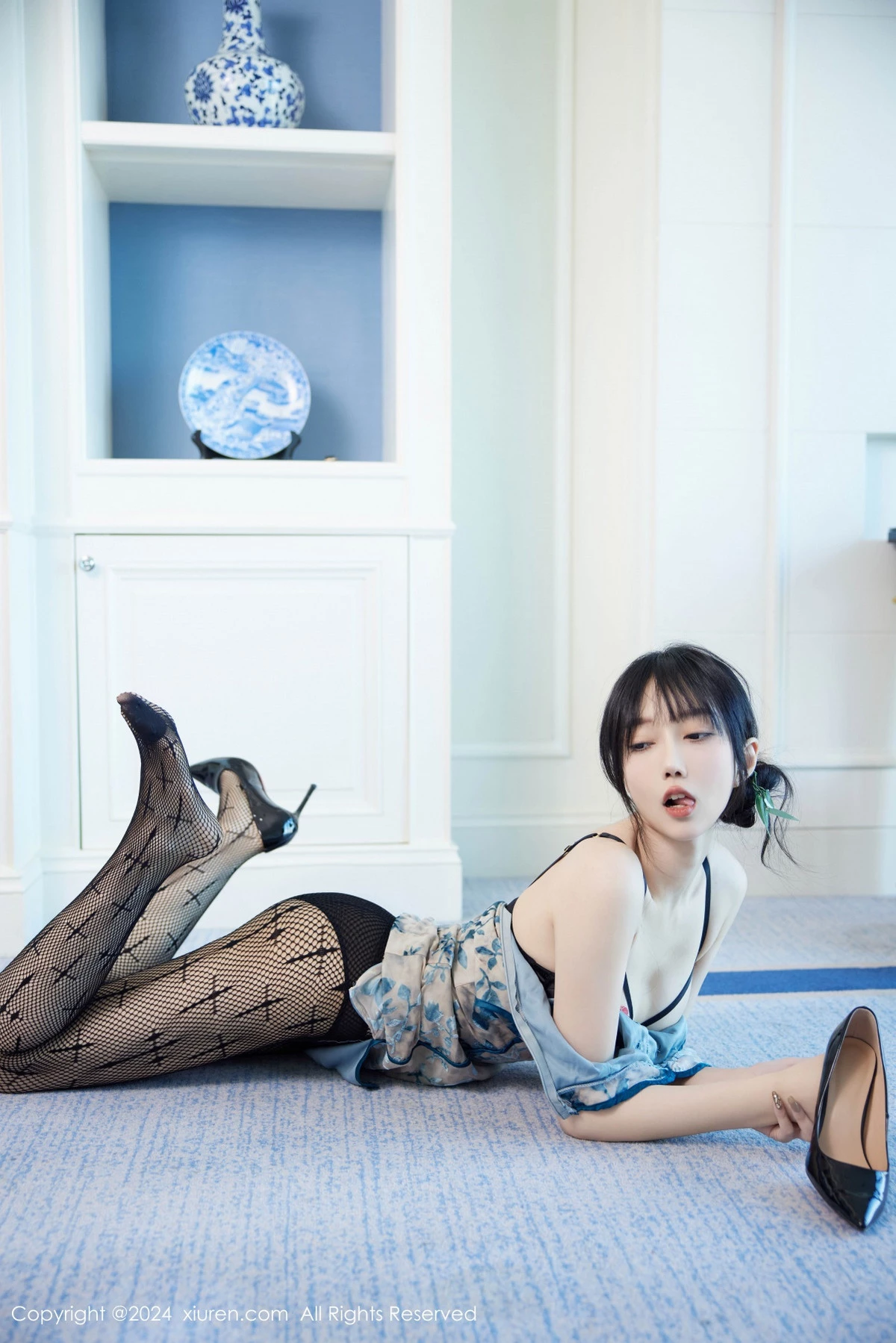 秀人集.com_[XiuRen秀人网]No.9236_模特玥儿玥er性感浅蓝旗袍露黑色内衣配黑丝网袜秀美腿诱惑写真74P