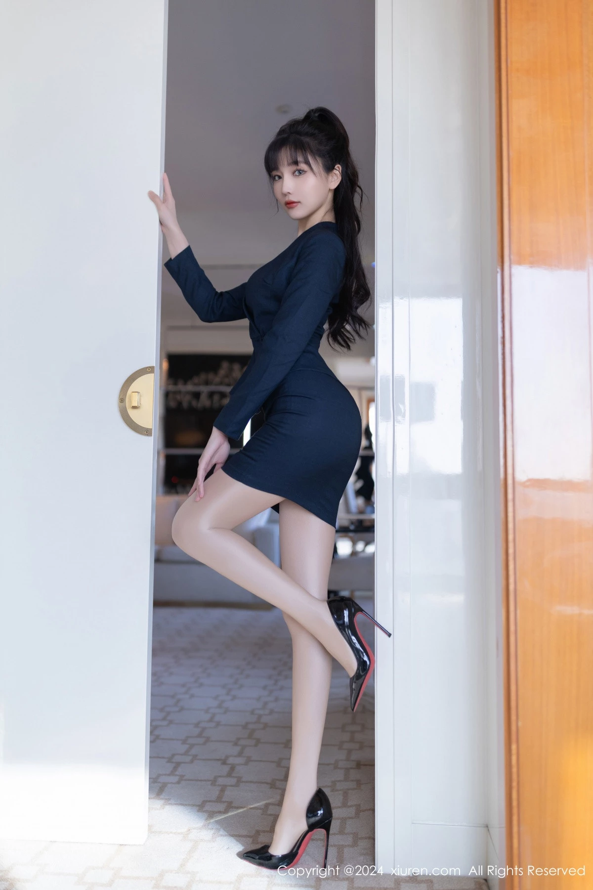 秀人集.com_[XiuRen秀人网]No.9263_模特陆萱萱性感黑色OL服饰露蓝色内衣配超薄肉丝秀美腿诱惑写真80P