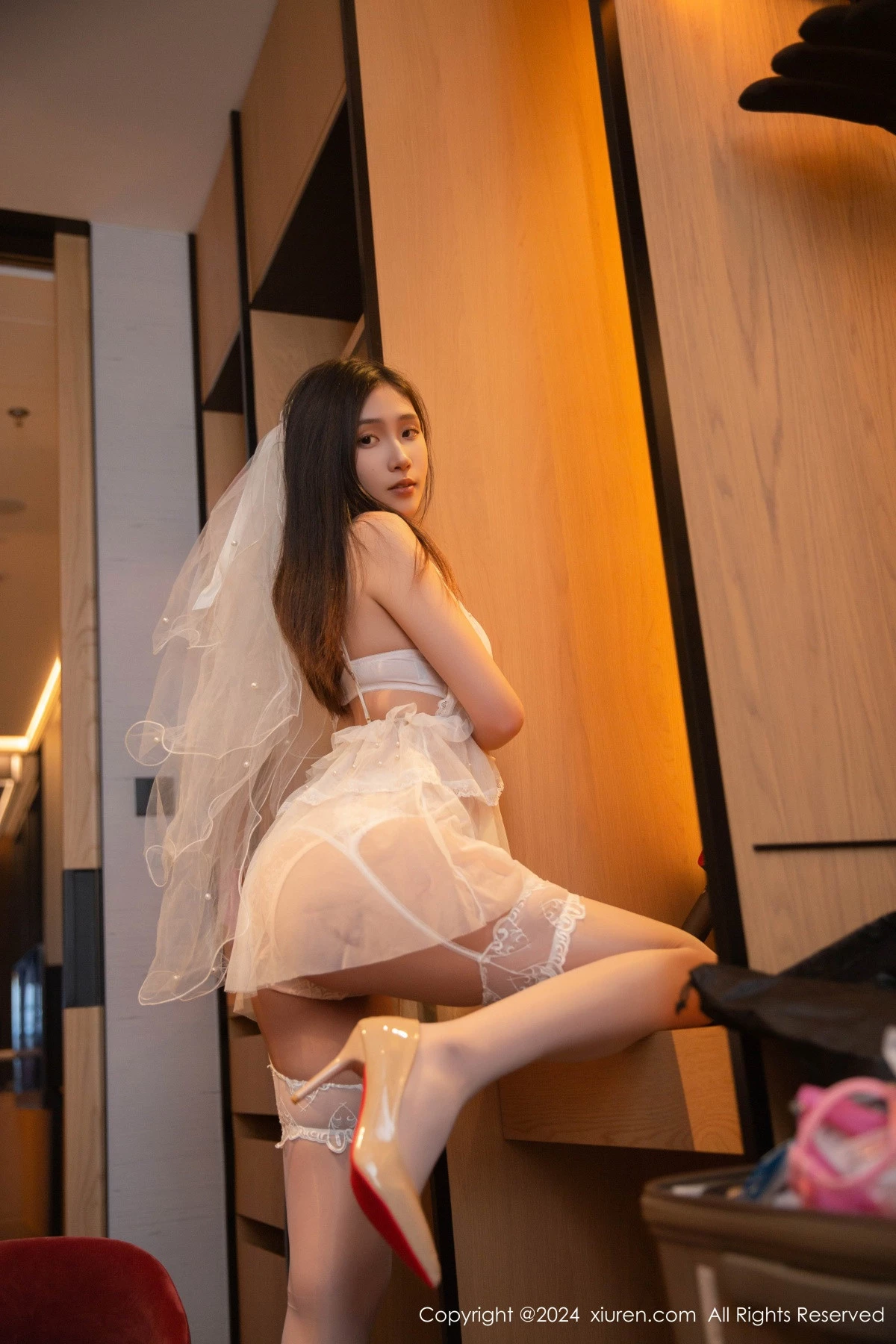 秀人集.com_[XiuRen秀人网]No.9272_模特刘婷婷私房性感白色婚纱配白丝吊袜秀完美身材撩人诱惑写真80P