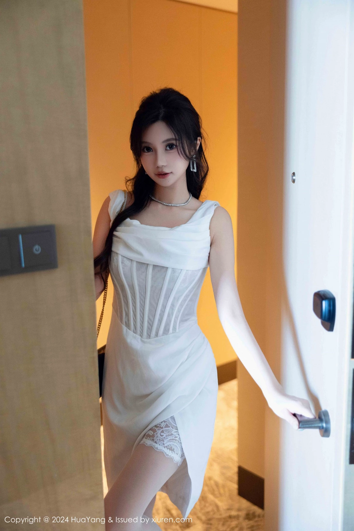 秀人集.com_[HuaYang花漾]Vol.612_女神绮里嘉ula性感白色连衣短裙配白色丝袜秀曼妙身姿诱惑写真86P