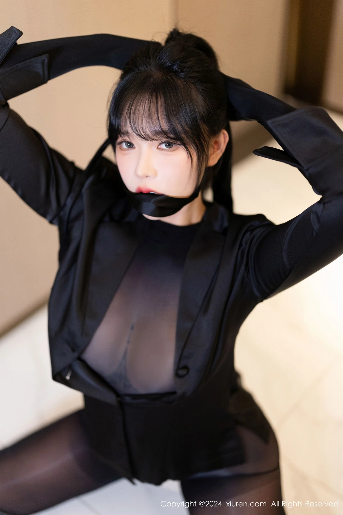 秀人集.com_[XiuRen秀人网]No.9275_模特娜比黑色外套配黑长靴露超薄连体黑丝秀凹凸身材诱惑写真90P