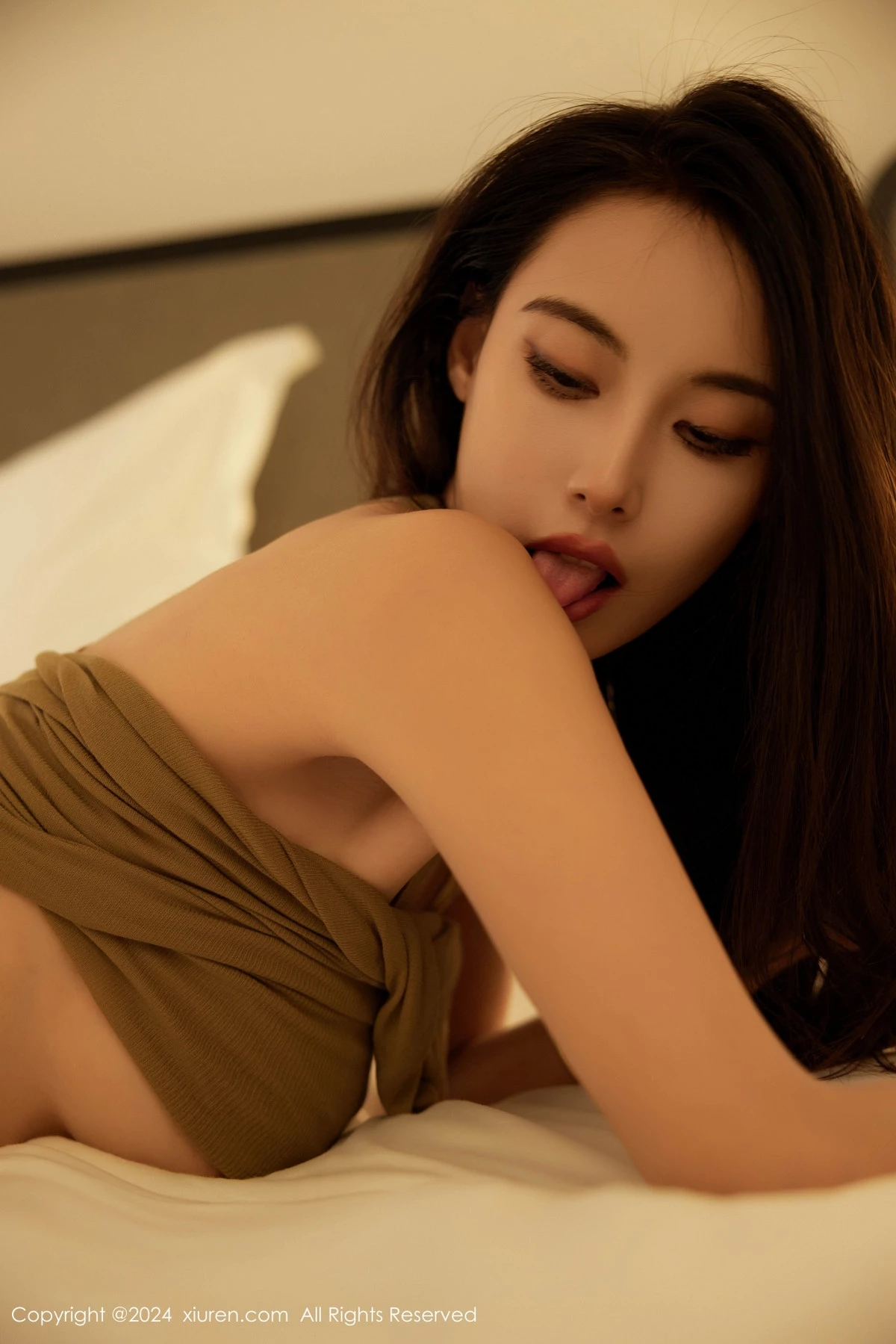 秀人集.com_[XiuRen秀人网]No.9289_模特Lingyu69性感咖啡色连衣短裙配肉色丝袜秀丰腴身姿诱惑写真72P